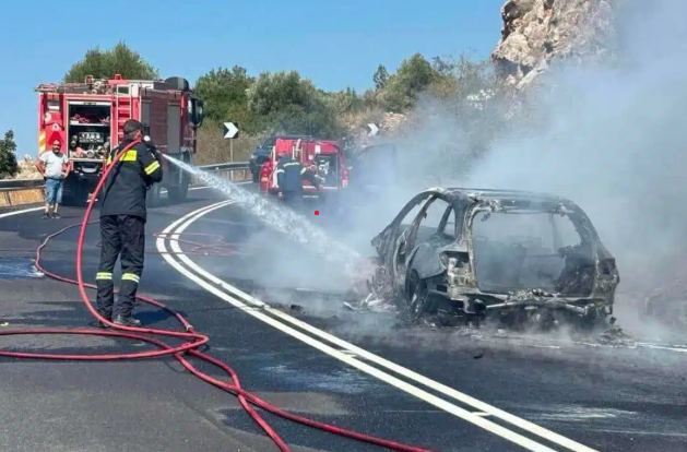 Ερμιονίδα: Ταξί καταστράφηκε ολοσχερώς από φωτιά στους Φούρνους (Βίντεο)