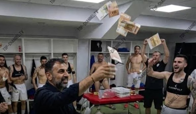 Viral ο πρόεδρος της Ντιναμό Τιράνων – Μοίραζε λεφτά στα αποδυτήρια (Βίντεο)