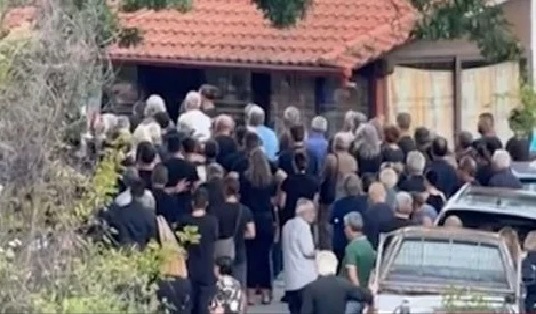 Βέροια: Βαθειά θλίψη στην κηδεία της 18χρονης που πνίγηκε στον καταρράκτη Δερματά (Βίντεο)