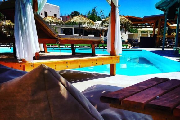 Πάρος: Τον ιδιοκτήτη του beach bar κατηγορεί ο πατέρας του 4χρονου που πνίγηκε σε πισίνα – «Αν υπήρχε άνθρωπος να επιβλέπει, δεν θα είχα χάσει το παιδί μου»