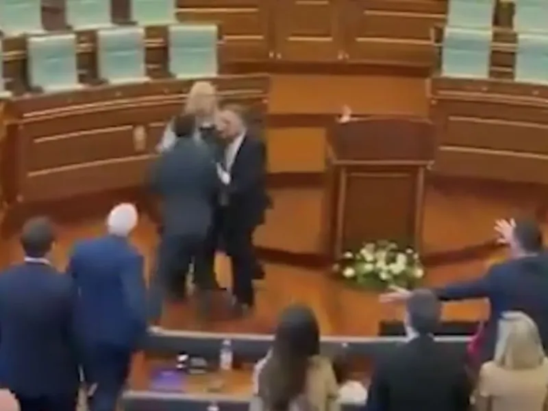 Κόσοβο: Αυγά κατά του αναπληρωτή πρωθυπουργού μέσα στη Βουλή (Βίντεο) – Στα ύψη η πολιτική ένταση