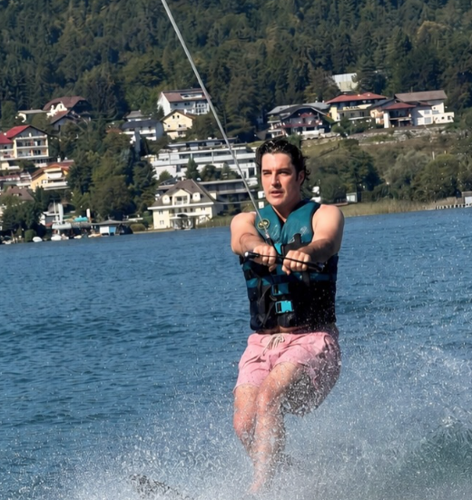 Χριστόφορος Παπακαλιάτης: Ανέβηκε στο wakeboard και το απόλαυσε – «Ακόμα καλοκαίρι, ακόμα όρθιος… Όσο κρατήσει!!!»