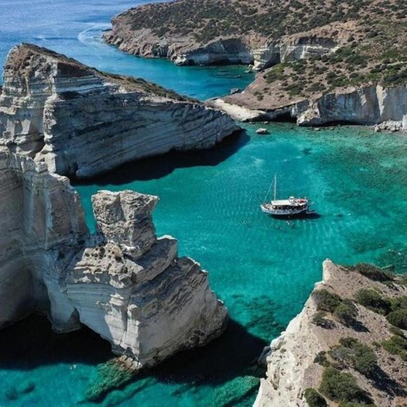 Σοκ στη Μήλο: Τραυματισμός Αυστραλής λουόμενης από αποκόλληση βράχων στην ακτή «Κλέφτικο»