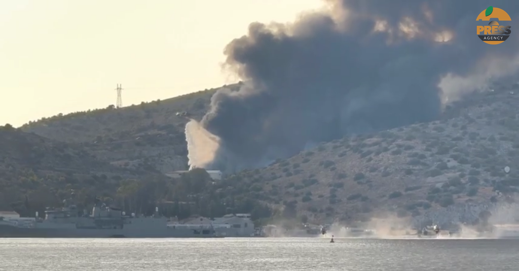 Σαλαμίνα: Η φωτιά που μαίνεται στο νησί κατακαίει στον Ναύσταθμο – Ακούγονται εκρήξεις (Βίντεο)