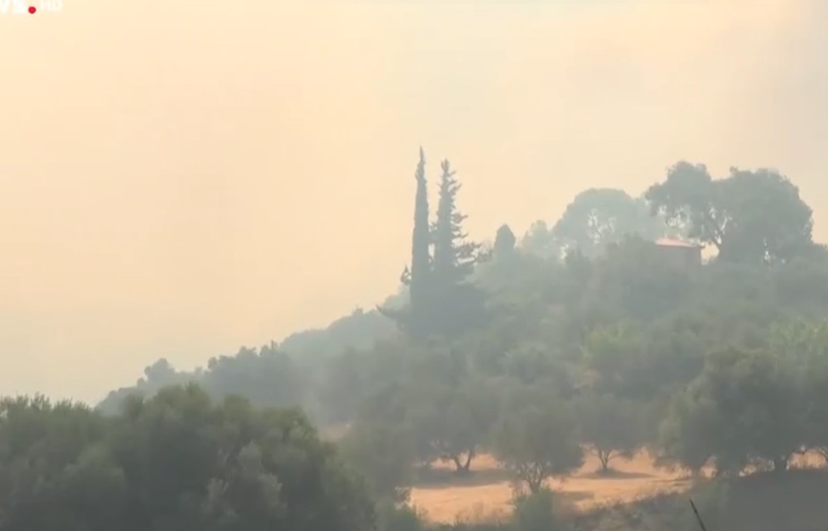 Φωτιά στο Αίγιο: Δύο πύρινα μέτωπα σε Νέο Ερινεό και Αρραβωνίτσα – Νέες εκκενώσεις μέσω 112