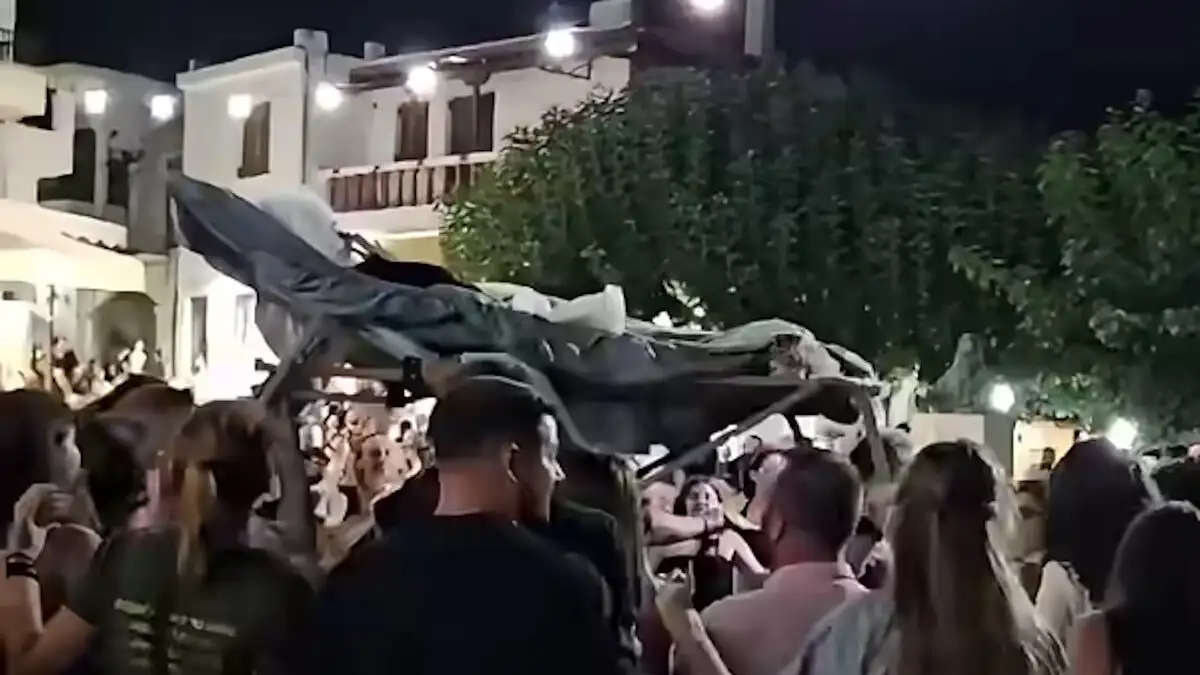 Ρέθυμνο: Ποια είναι η γυναίκα που την σήκωσαν σε ξαπλώστρα και διασκέδασε σε πανηγύρι (Βίντεο)