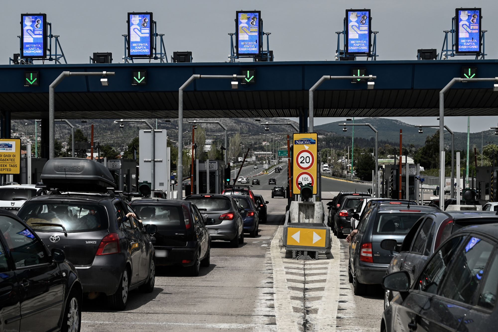 Δεκαπενταύγουστος: Κορυφώνεται η μεγάλη έξοδος – Σε ποια σημεία καταγράφεται η μεγαλύτερη κίνηση (Βίντεο)