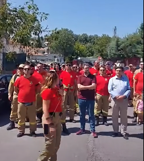Τρίπολη: Με μαύρα περιβραχιόνια στη μνήμη των συναδέλφων τους οι Εποχικοί Πυροσβέστες – Νέος κύκλος κινητοποιήσεων (Βίντεο)