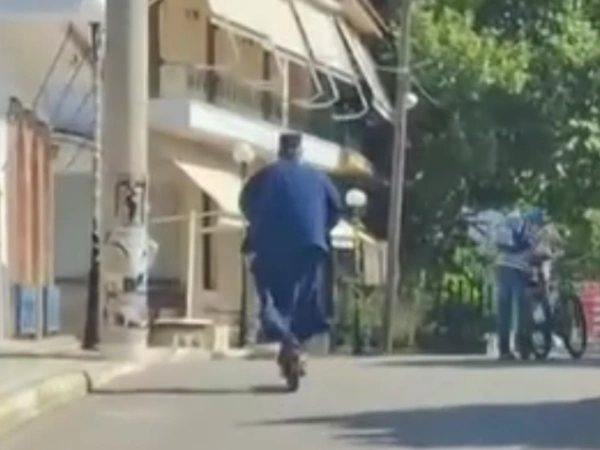 «Παπα-τρέχας»: Ιερέας κάνει βόλτα με ηλεκτρικό πατίνι και γίνεται viral