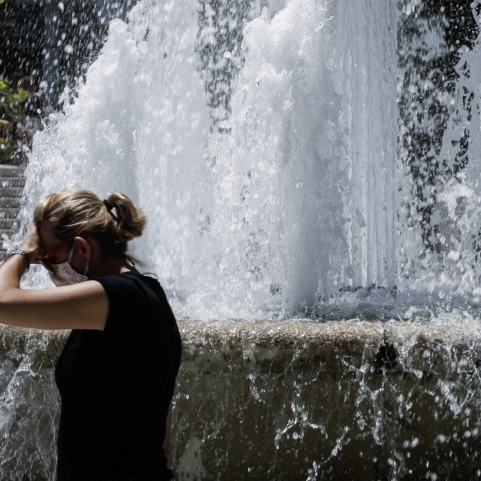 Καύσωνας-«φωτιά» σε όλη τη χώρα: Έως 40°C ο υδράργυρος – Πότε υποχωρεί η ζέστη (Βίντεο)