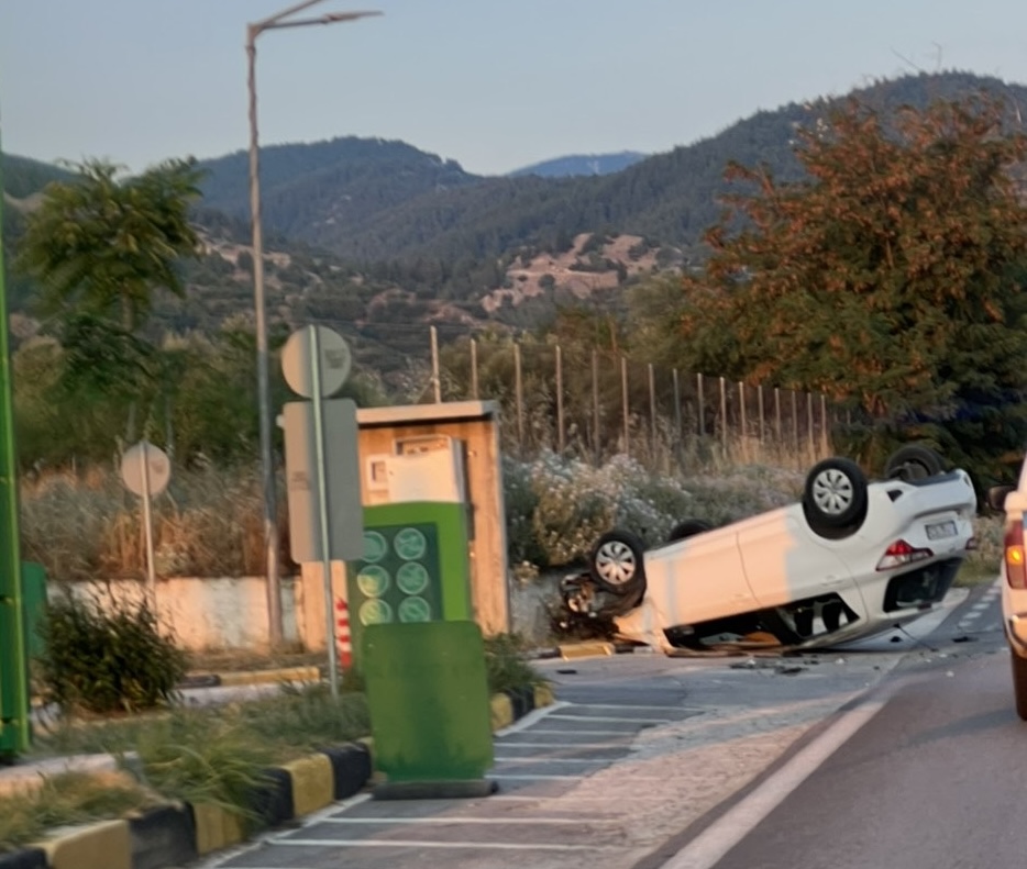 Ελασσόνα: Αυτοκίνητο ανετράπη και κατέληξε στην άκρη του οδοστρώματος (Εικόνες)