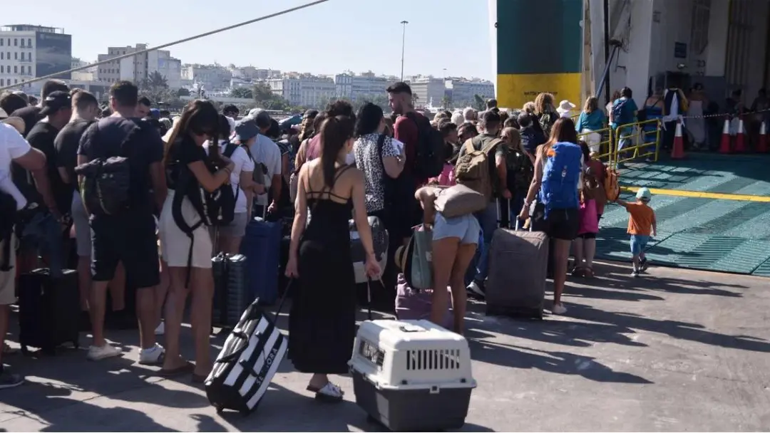 Δεκαπενταύγουστος: Κορυφώνεται η έξοδος – Στο «κόκκινο» η κίνηση στα λιμάνια (Βίντεο)