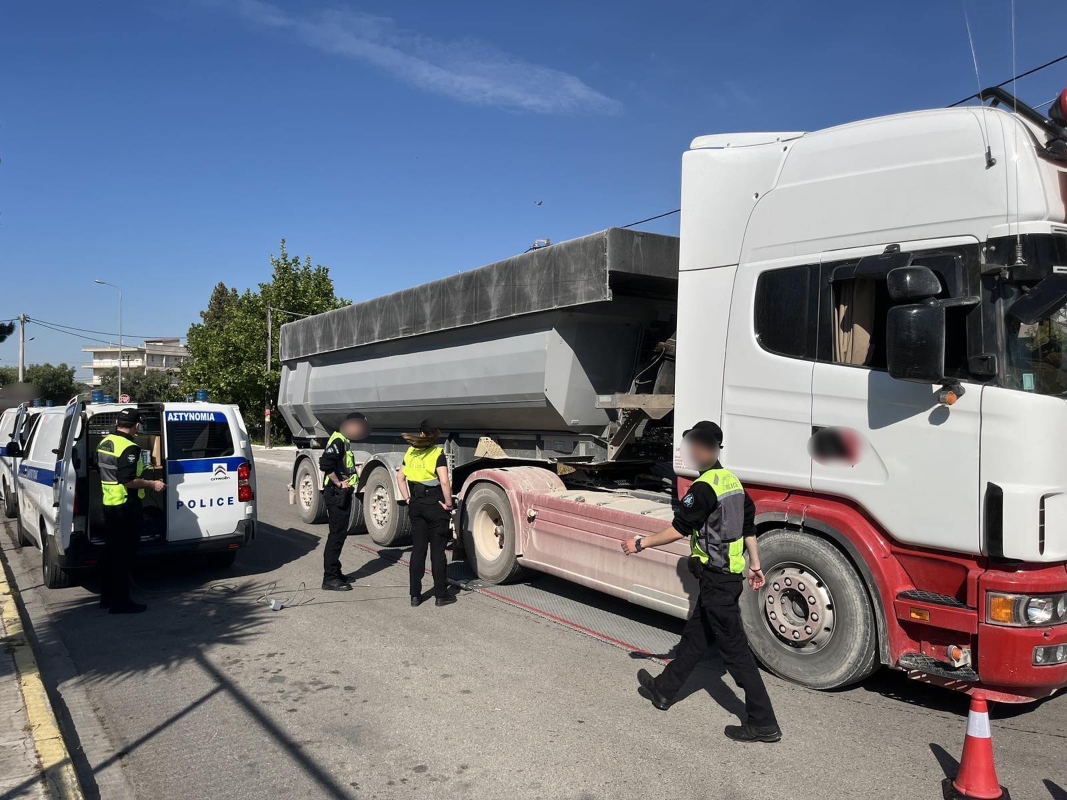 Δεκαπενταύγουστος: Έκτακτα μέτρα της Τροχαίας – Τι ισχύει για τα φορτηγά
