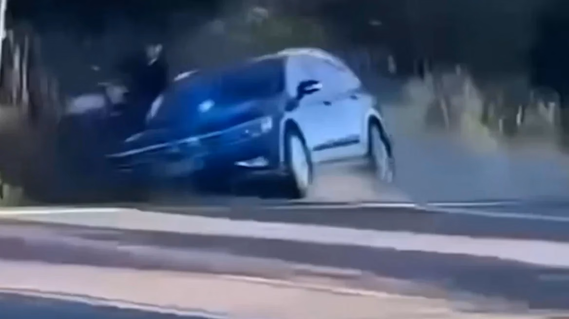 Φινλανδία: Περιπολικό «κλείνει» και ρίχνει 15χρονο με μηχανάκι σε χαντάκι – Βίντεο από την καταδίωξη