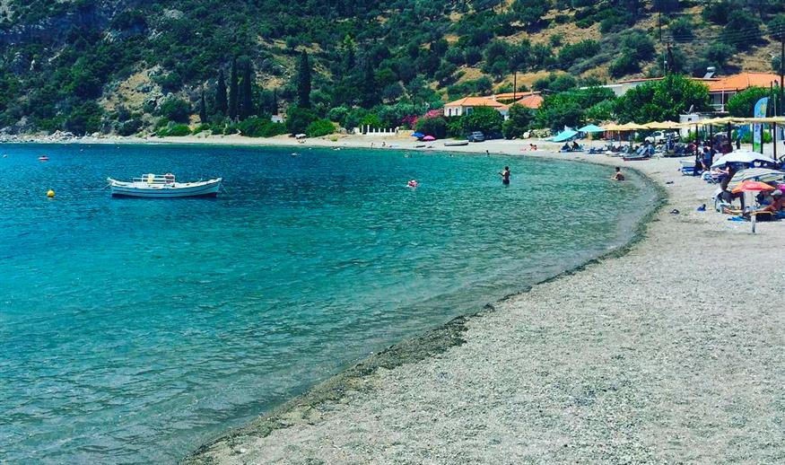 Σαμπατική: Το άγνωστο ψαροχώρι της Αρκαδικής Ριβιέρας που θυμίζει νησί (Βίντεο)
