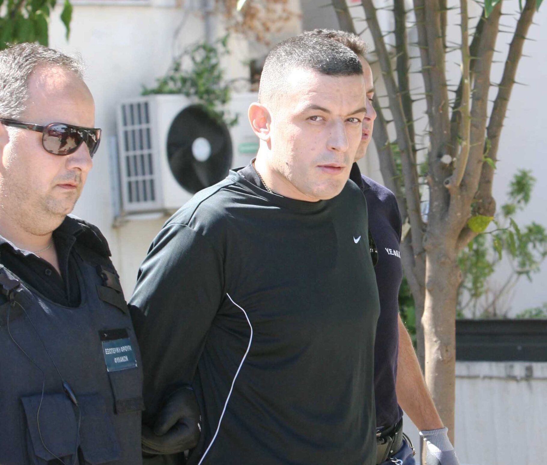 Ξανά δραπέτης ο Αλκέτ Ριζάι μετά τους πυροβολισμούς στην Ανάβυσσο – Συνελήφθη ο ιδιοκτήτης του beach bar και η σύζυγός του