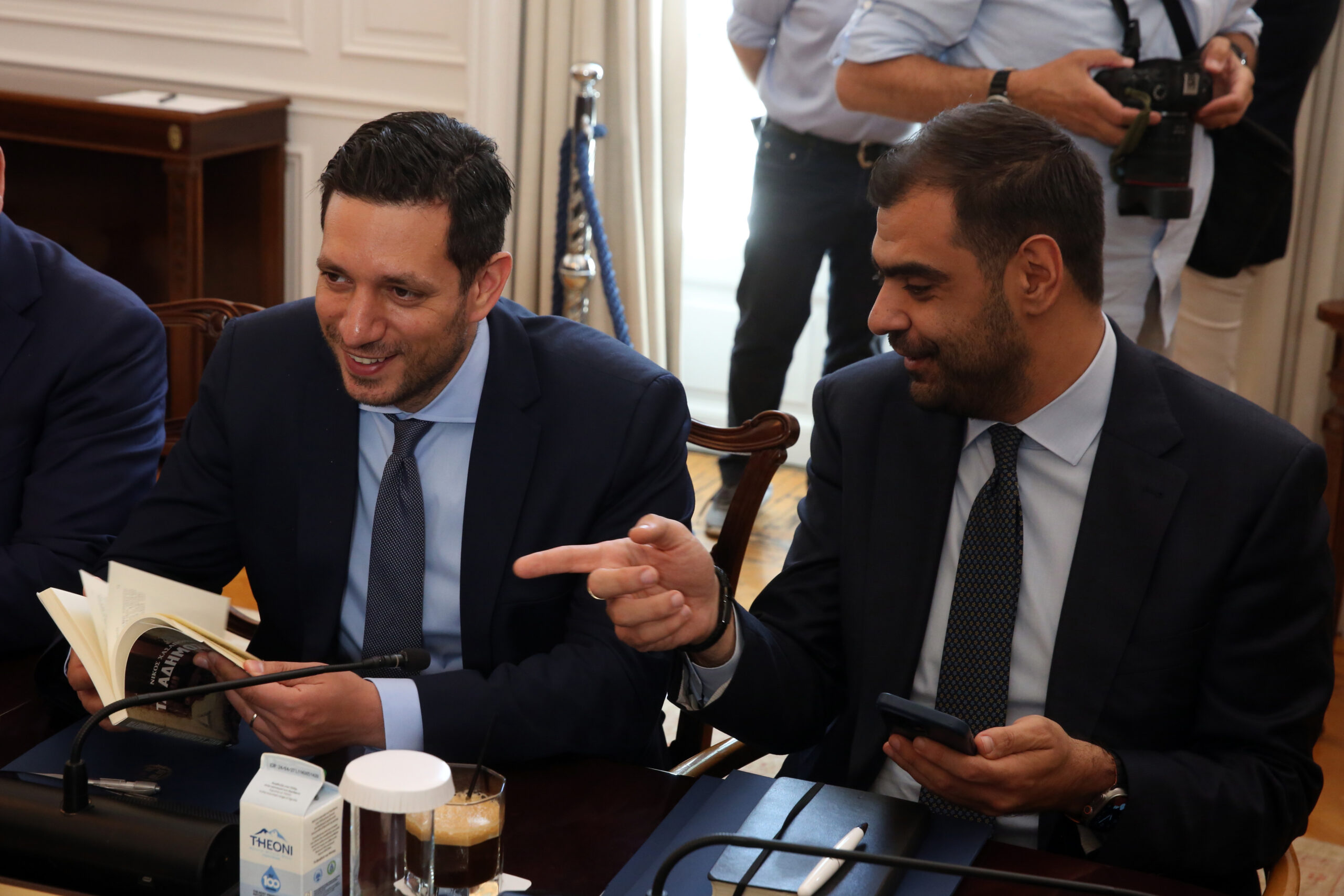 Ο αναπληρωτής υπουργός Υποδομών και Μεταφορών Κωνσταντίνος Κυρανάκης (Α) και ο υφυπουργός παρά τω πρωθυπουργώ και Κυβερνητικός Εκπρόσωπος Παύλος Μαρινάκης (Δ) συμμετέχουν στη συνεδρίαση του Υπουργικού Συμβουλίου, στο Μέγαρο Μαξίμου, Τρίτη 26 Μαΐου 2026.