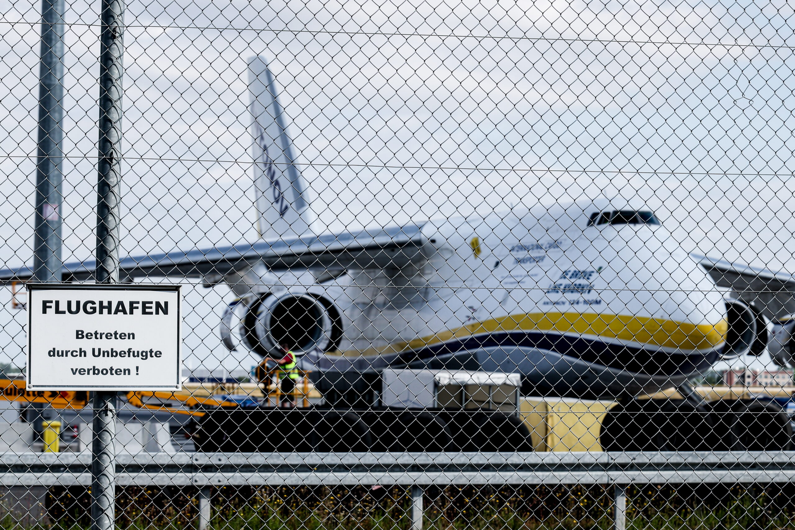 epa13153514 A Ukrainian 'Antonov' cargo plane is pictured behind a security fence at the Airport Leipzig-Halle, in Schkeuditz, Germany, 06 August 2026. German police issued an alert at the airport after a drone loaded with explosives was found near a Ukrainian cargo plane, and another aircraft had collided with an unidentified flying object nearby shortly before landing safely. The airport in eastern Germany plays a key role in the transport of military supplies by the German Armed Forces and NATO allies. It also serves as a base for the Ukrainian airline Antonov Airlines.
