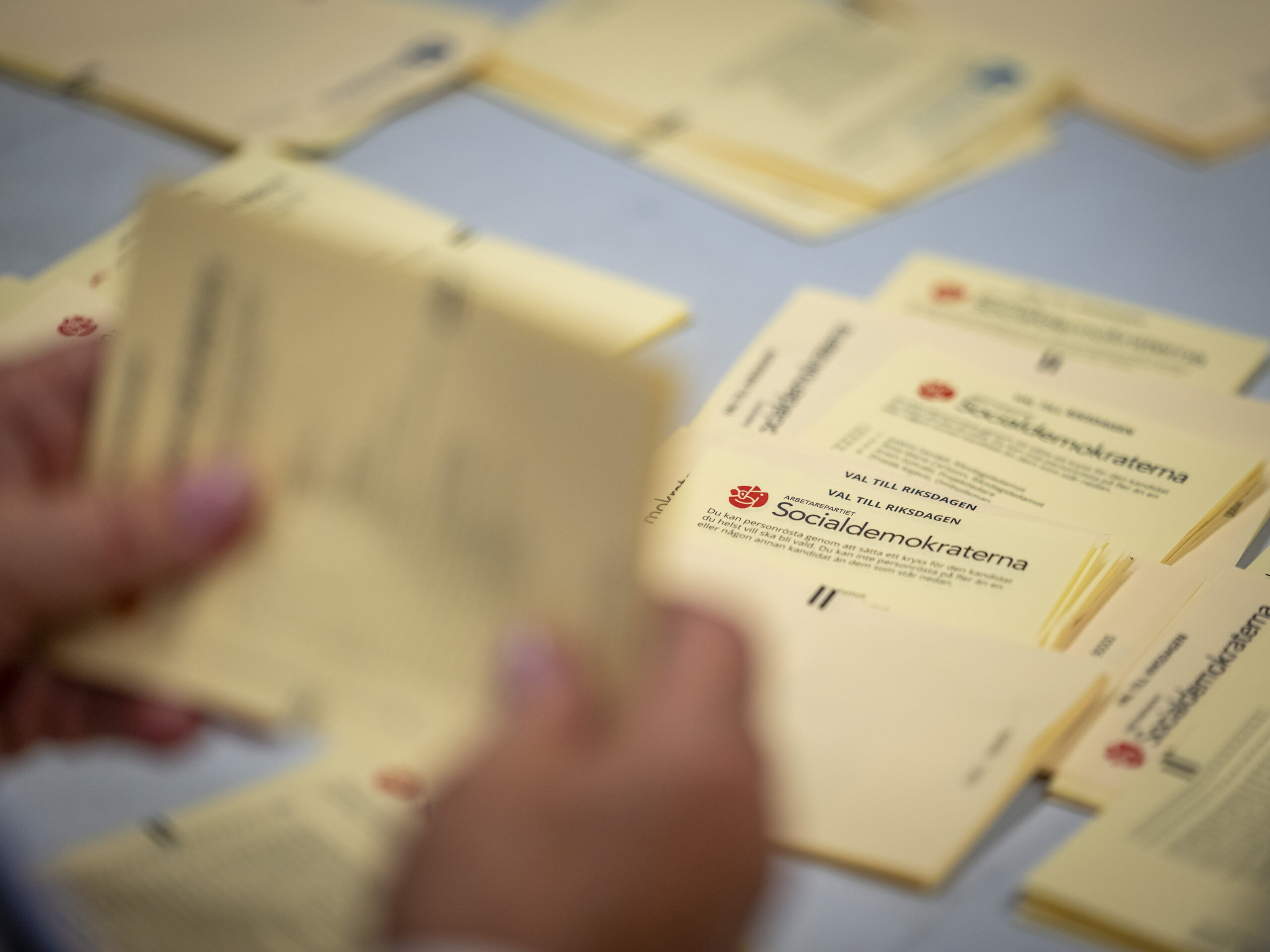 Εκλογικό θρίλερ στη Σουηδία: Η κεντροαριστερά προηγείται οριακά – Μία έδρα κρίνει την επόμενη κυβέρνηση
