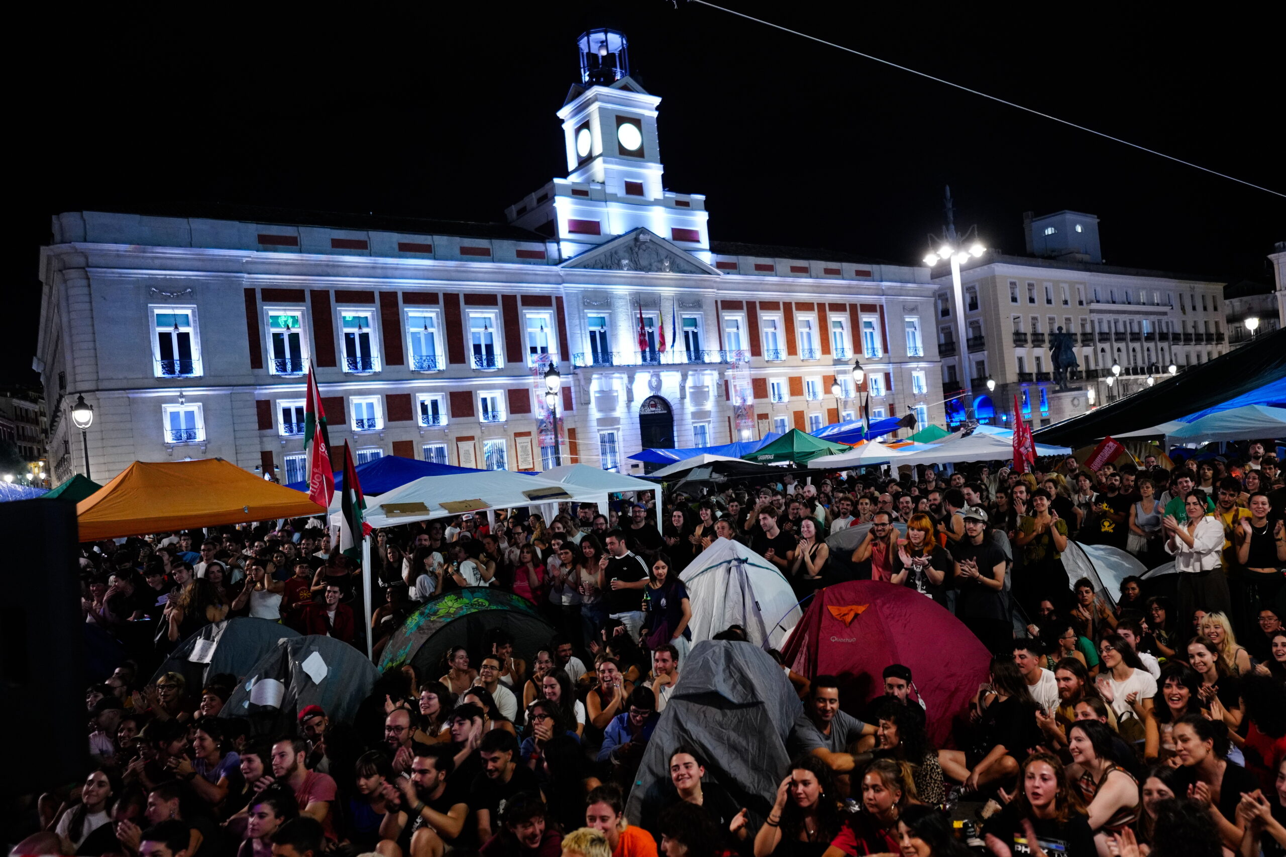 epaselect epa13267427 People camp in protest at Puerta del Sol in Madrid, Spain, 27 September 2026. The encampment began on the evening of 26 September following a demonstration over the eviction of Maricarmen, an elderly woman forced to leave the rental home where she had lived for more than 70 years, and calling for measures to address the housing crisis.