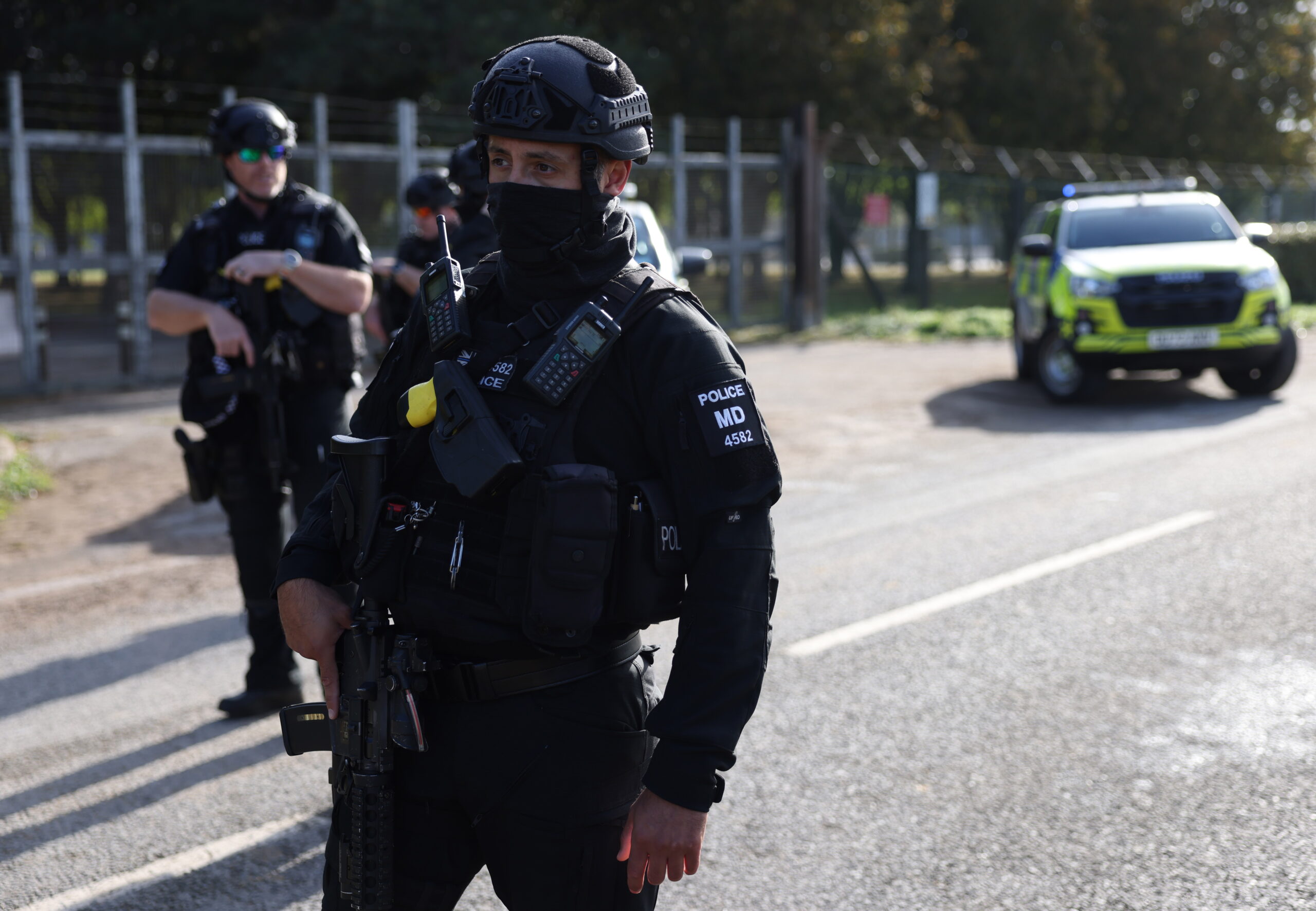 epa13268001 Armed police man a cordon outside RAF Fairford in Gloucestershire, Britain, 28 September 2026. Five men have been arrested on suspicion of explosive and terrorism offences after a major incident was declared at the airbase in the west of England. Bomb disposal teams have been examining a number of vehicles near RAF Fairford, and dozens of homes in the surrounding area have been evacuated. RAF Fairford has recently been used by the US Air Force to carry out strikes on Iran.
