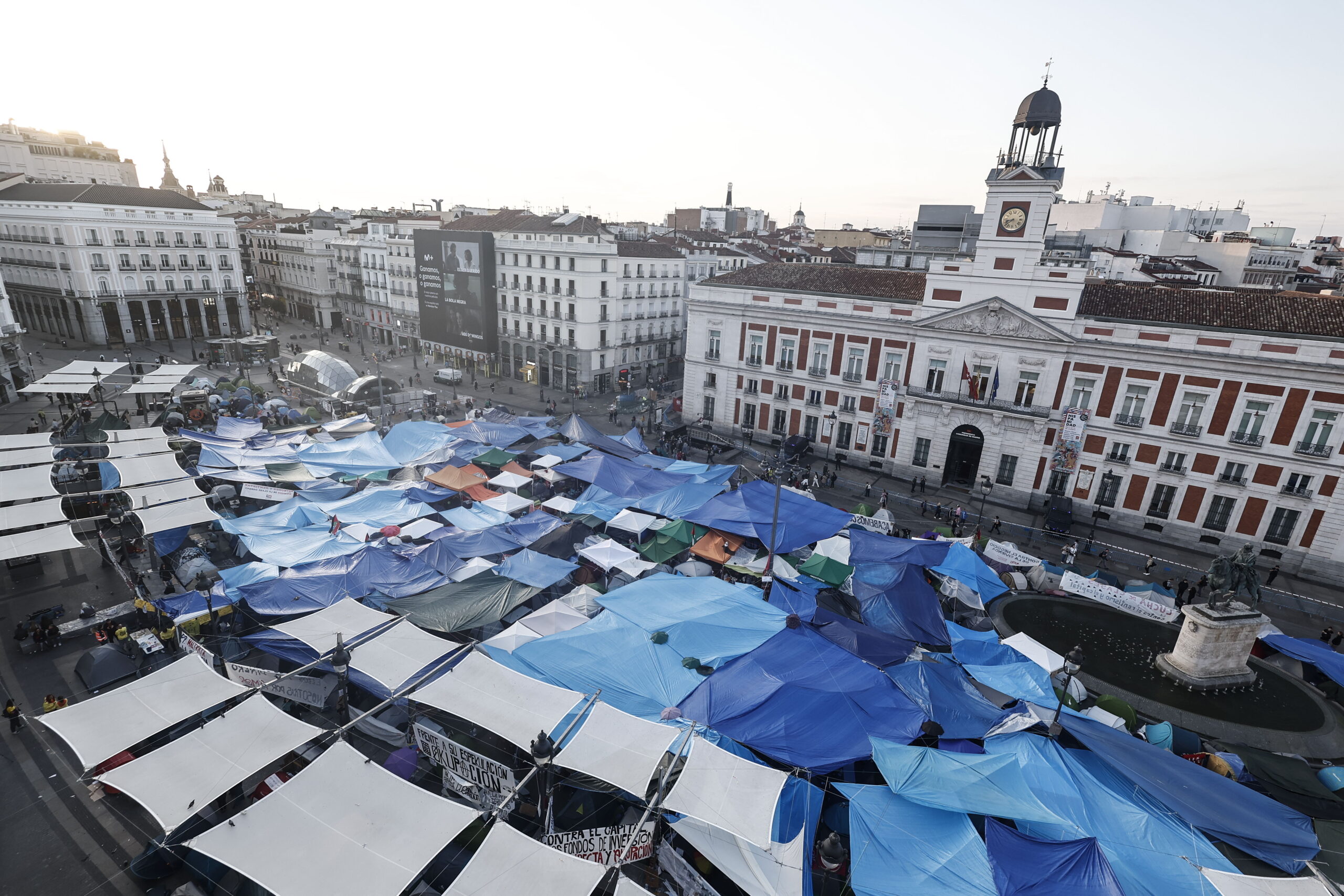 epaselect epa13269908 An aerial view shows tents at a housing protest encampment at Puerta del Sol in Madrid, Spain, 29 September 2026. The encampment began late 26 September following a demonstration over the eviction of 87-year-old Maricarmen Abascal, who had lived in her rental home for more than 70 years, with protesters calling for measures to address Spain's housing crisis.
