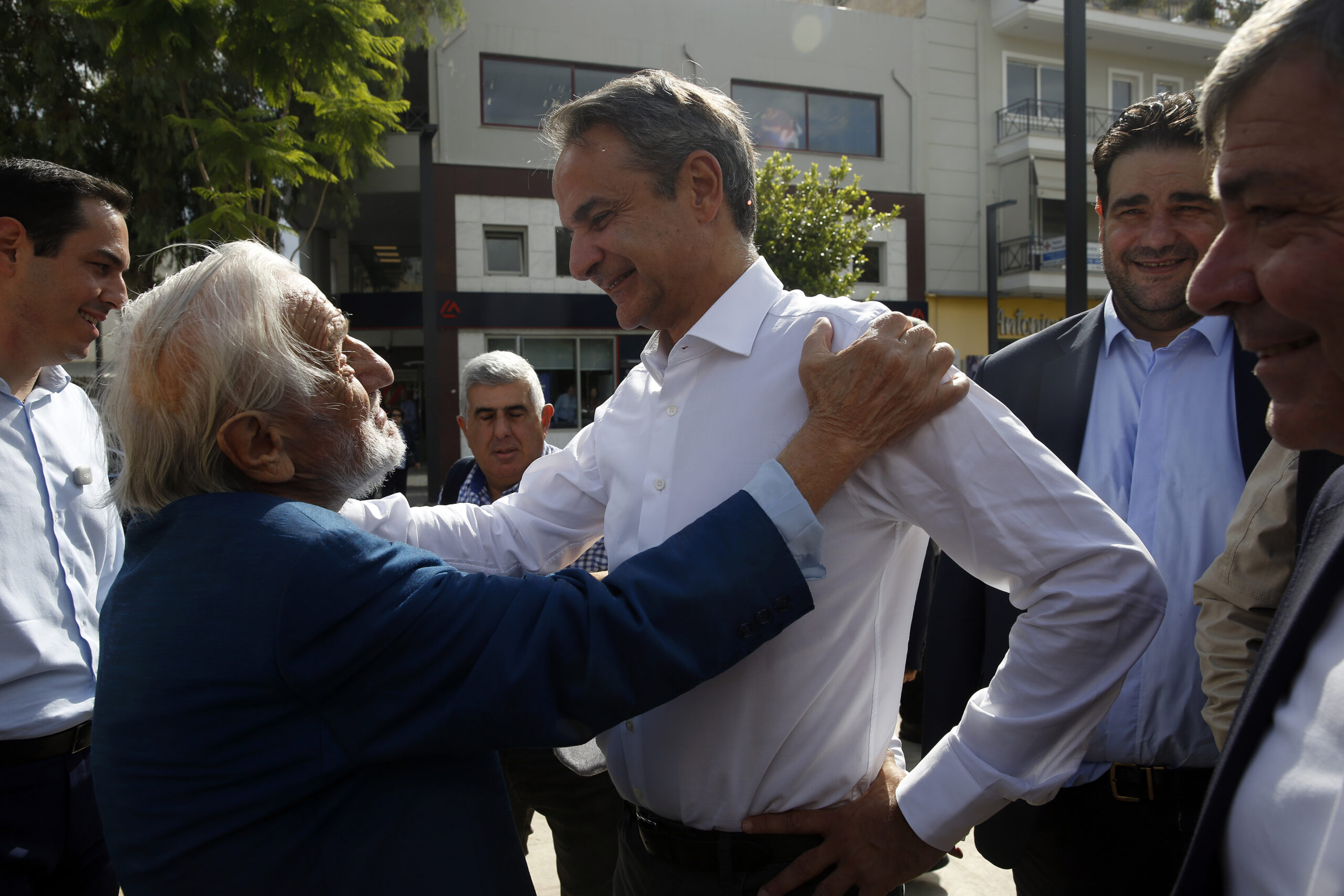 Ο πρωθυπουργός Κυριάκος Μητσοτάκης (Δ) συνομιλεί με πολίτες, κατά την επίσκεψή του στον Ασπρόπυργο. στο πλαίσιο των επαφών του με τοπικούς φορείς και κατοίκους της Δυτικής Αττικής, Τρίτη 29 Σεπτεμβρίου 2026.