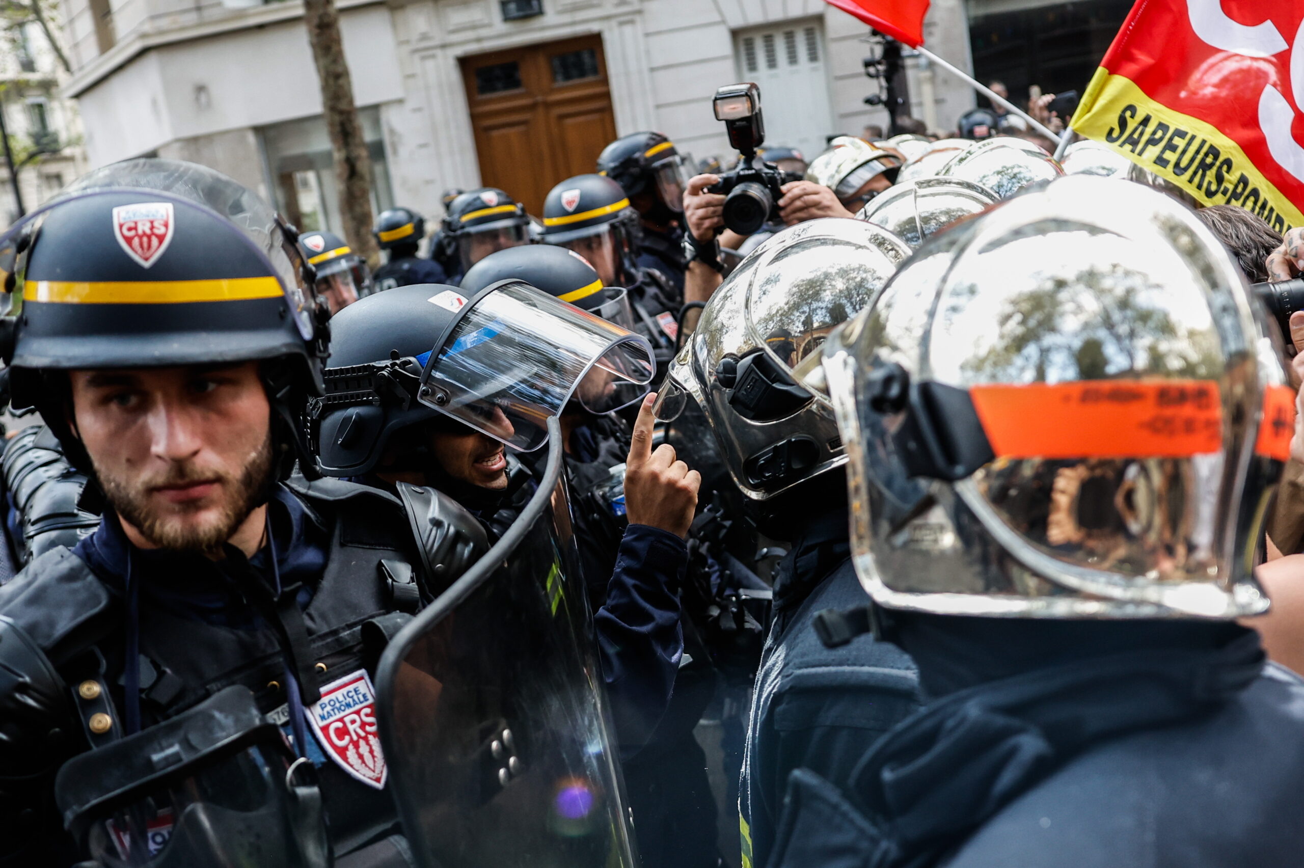 epa13271173 Protesters clash with policemen as they participate in a nationwide strike in Paris, France, 29 September 2026. Healthcare workers, students, firefighters, and other public sector workers take part in a protest as eight major unions call for higher pay and oppose a proposed freeze in public sector salaries ahead of debates on France’s 2027 budget.