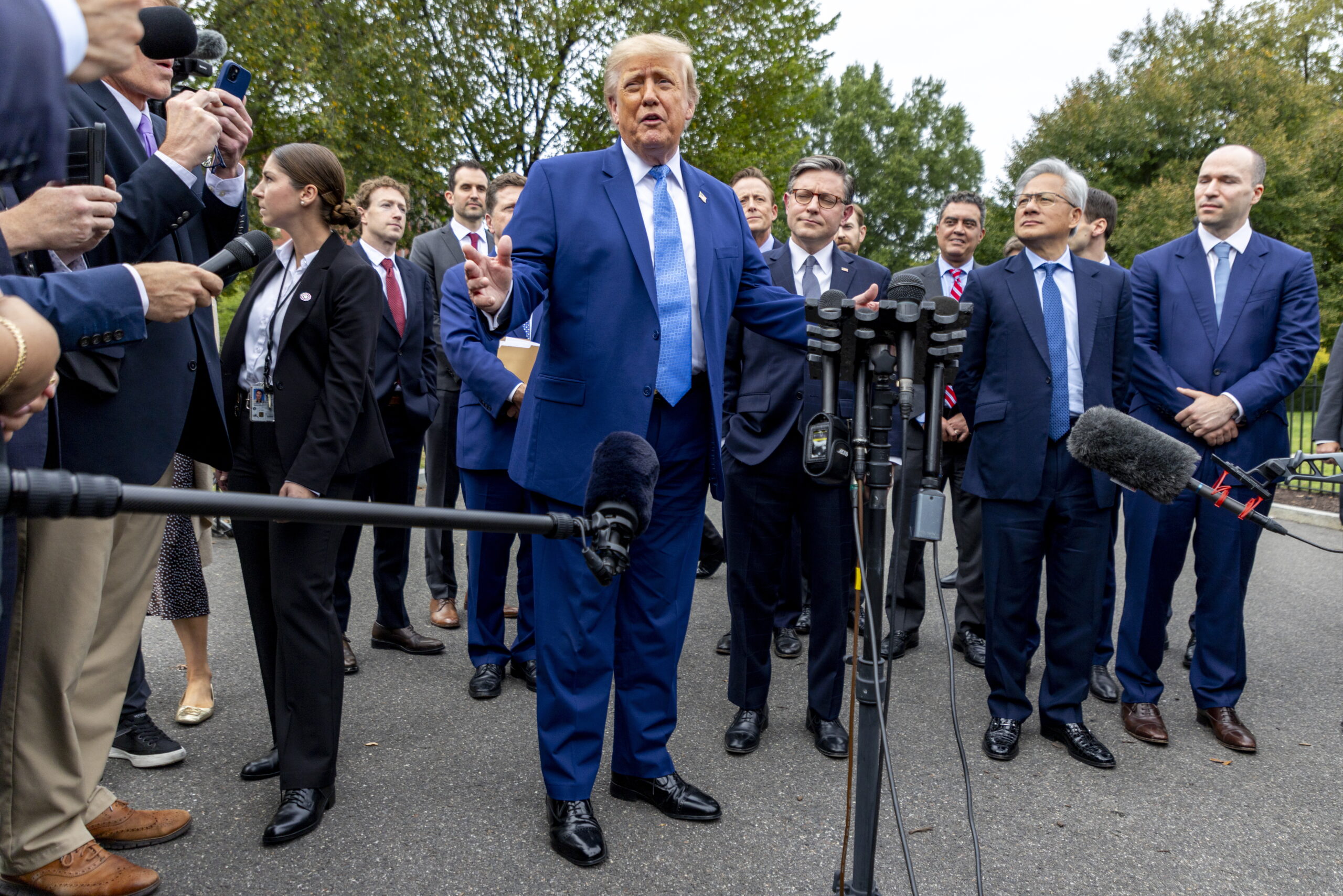 epaselect epa13271809 US President Donald J. Trump (C), with Speaker of the House Mike Johnson (C-R), responds to a question from the news media outside the West Wing of the White House in Washington, DC, USA, 29 September 2026. President Trump and leading technology executives spoke to reporters outside the West Wing following a meeting focused on artificial intelligence, innovation and oversight.