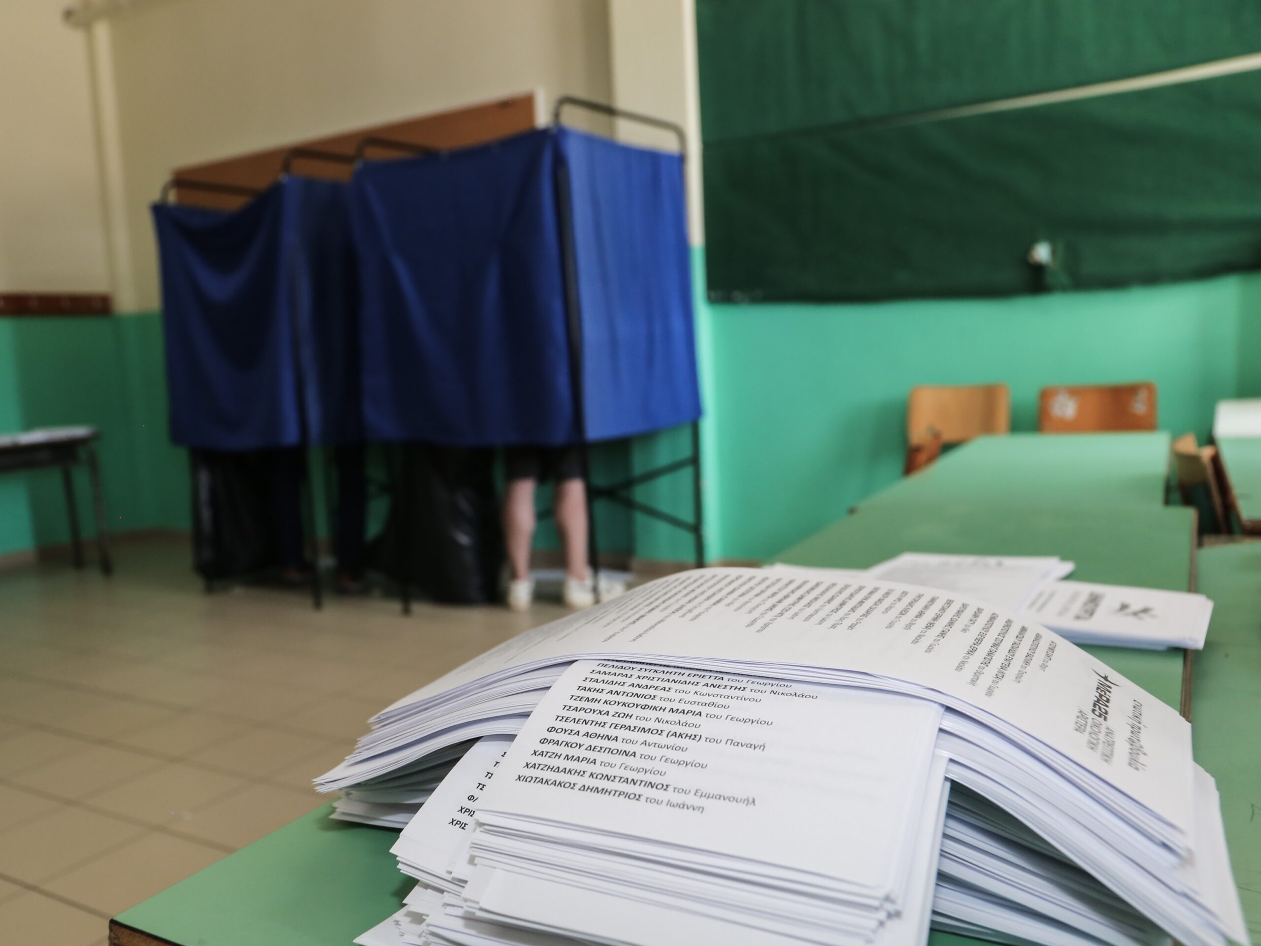 Στιγμιότυπο από την εκλογική διαδικασία για τις ευρωεκλογές σε εκλογικό τμήμα στην πόλη της Λάρισας, Κυριακή 9 Ιουνίου 2024.