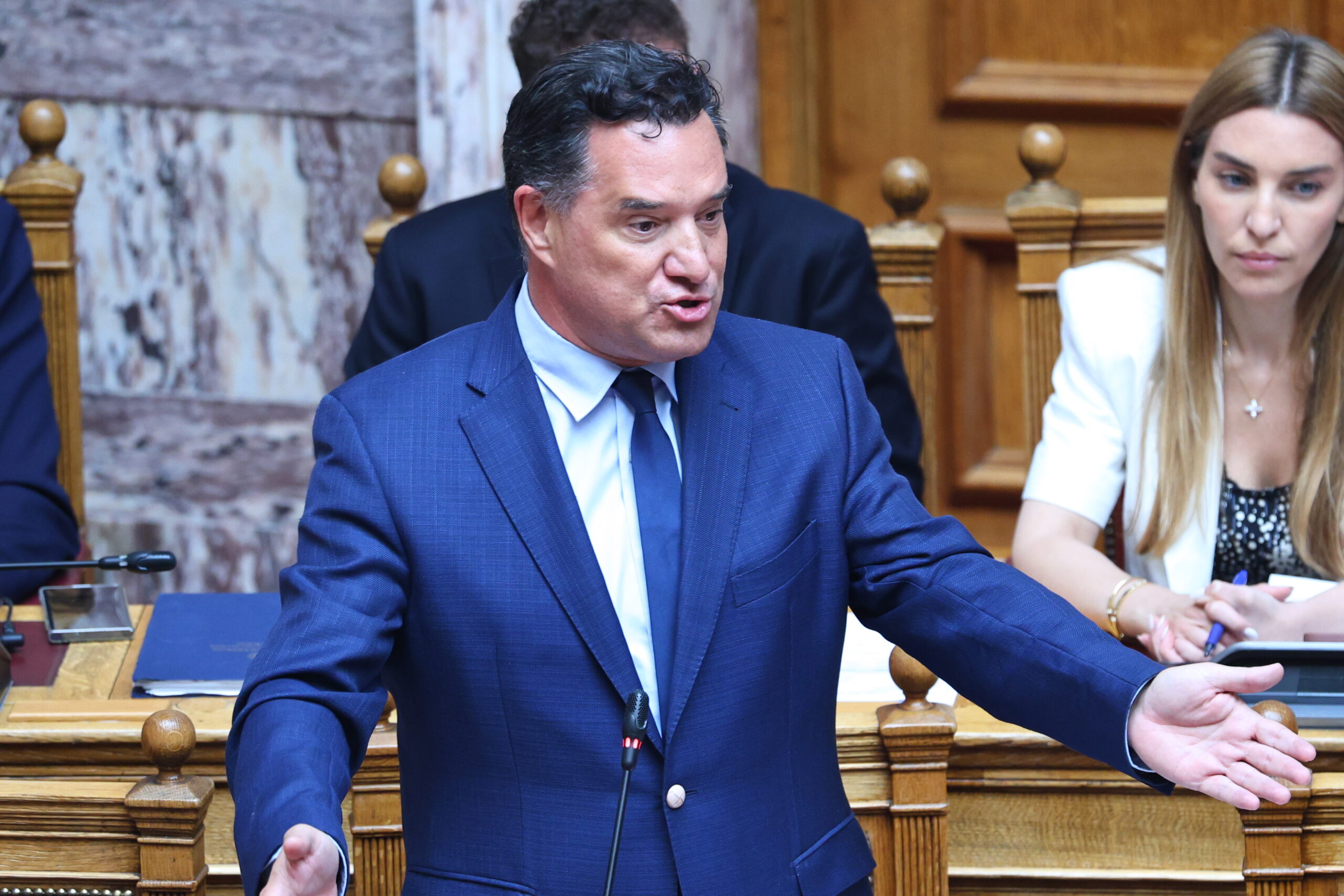«Ζήλεψε» ο Άδωνις τους μισθούς των υπουργών της Σιγκαπούρης