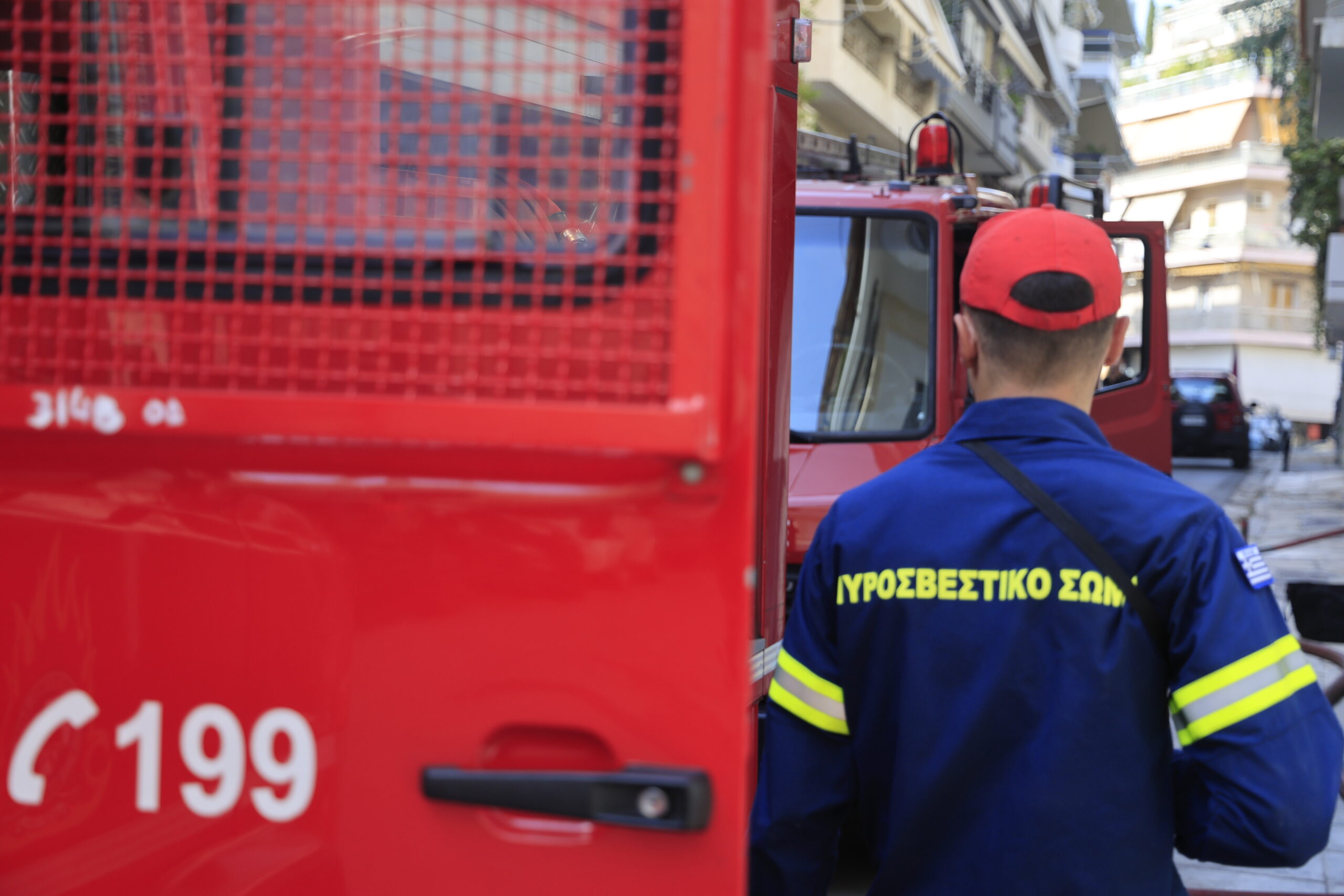 Παγκράτι: Υπό έλεγχο η φωτιά σε υπόγειο διαμέρισμα – Χωρίς εγκλωβισμένους η επιχείρηση κατάσβεσης (Βίντεο)