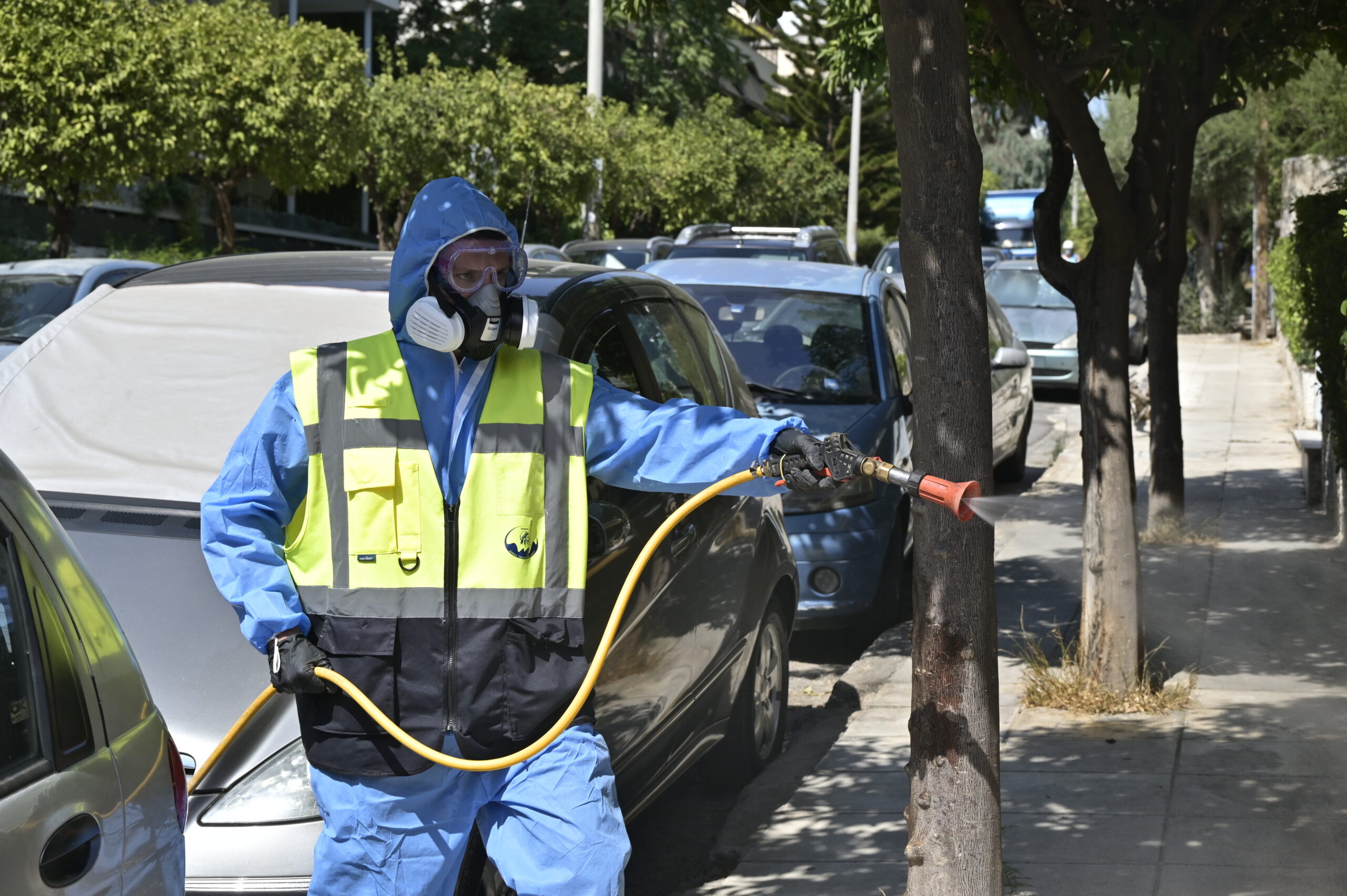Ψεκασμοί κατά των κουνουπιών για την καταπολέμηση του ιού του δυτικού Νείλου στο Παλαιό Φάληρο.
