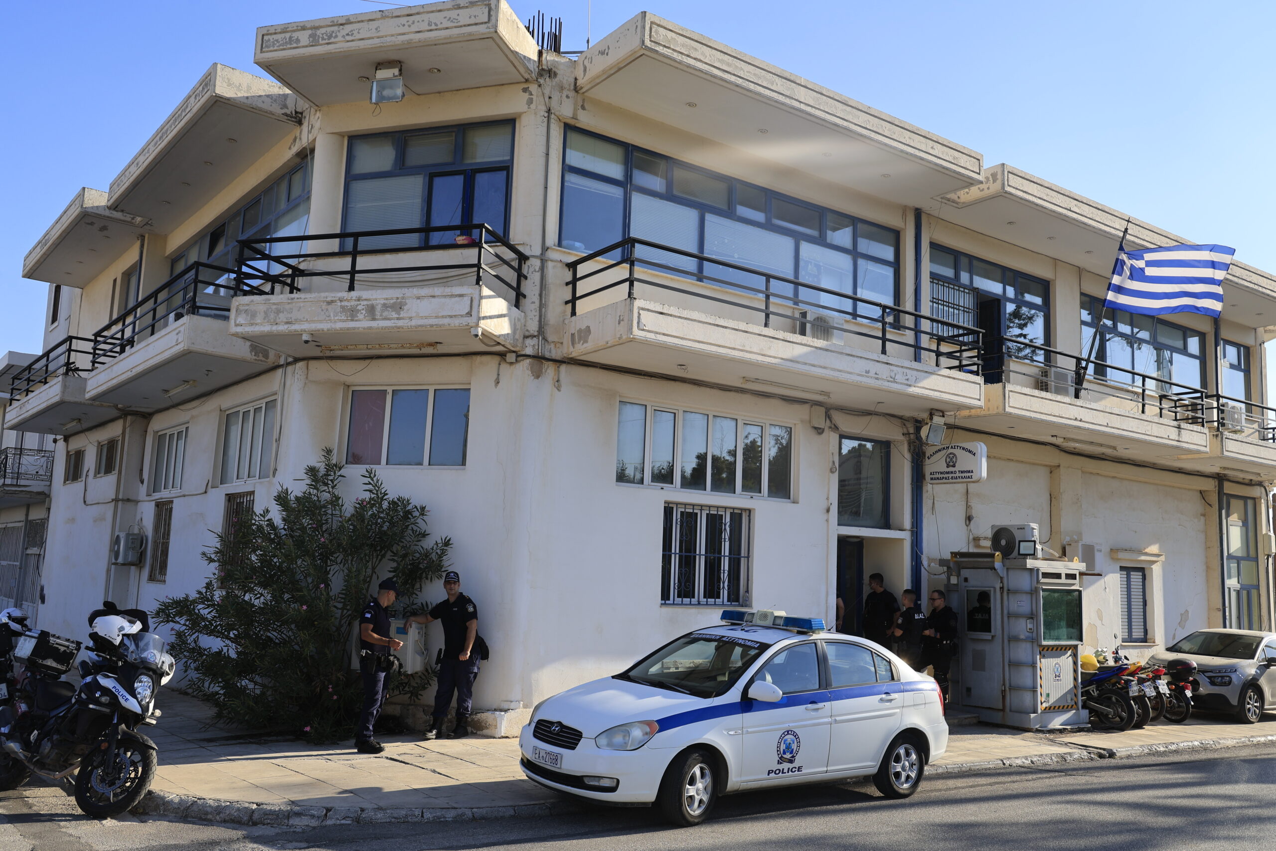 Μάνδρα: Άνδρας εισέβαλε με μαχαίρι στο Αστυνομικό Τμήμα , τραυμάτισε αστυνομικό και πυροβολήθηκε στον θώρακα (Βίντεο)