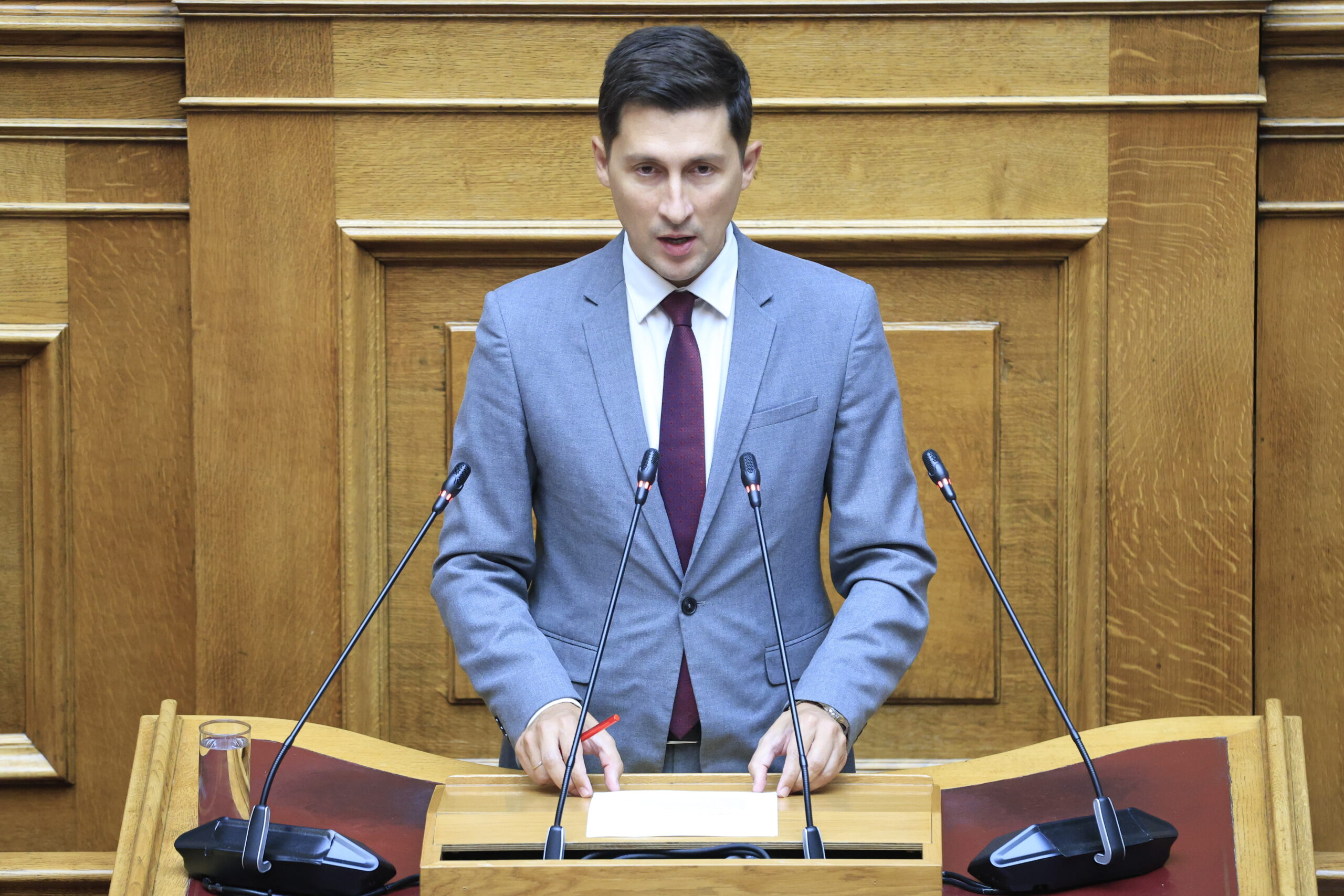 Στη Βουλή φέρνει το ΠΑΣΟΚ την κυβερνητική «Βαβέλ» για το επίδομα ανεργίας