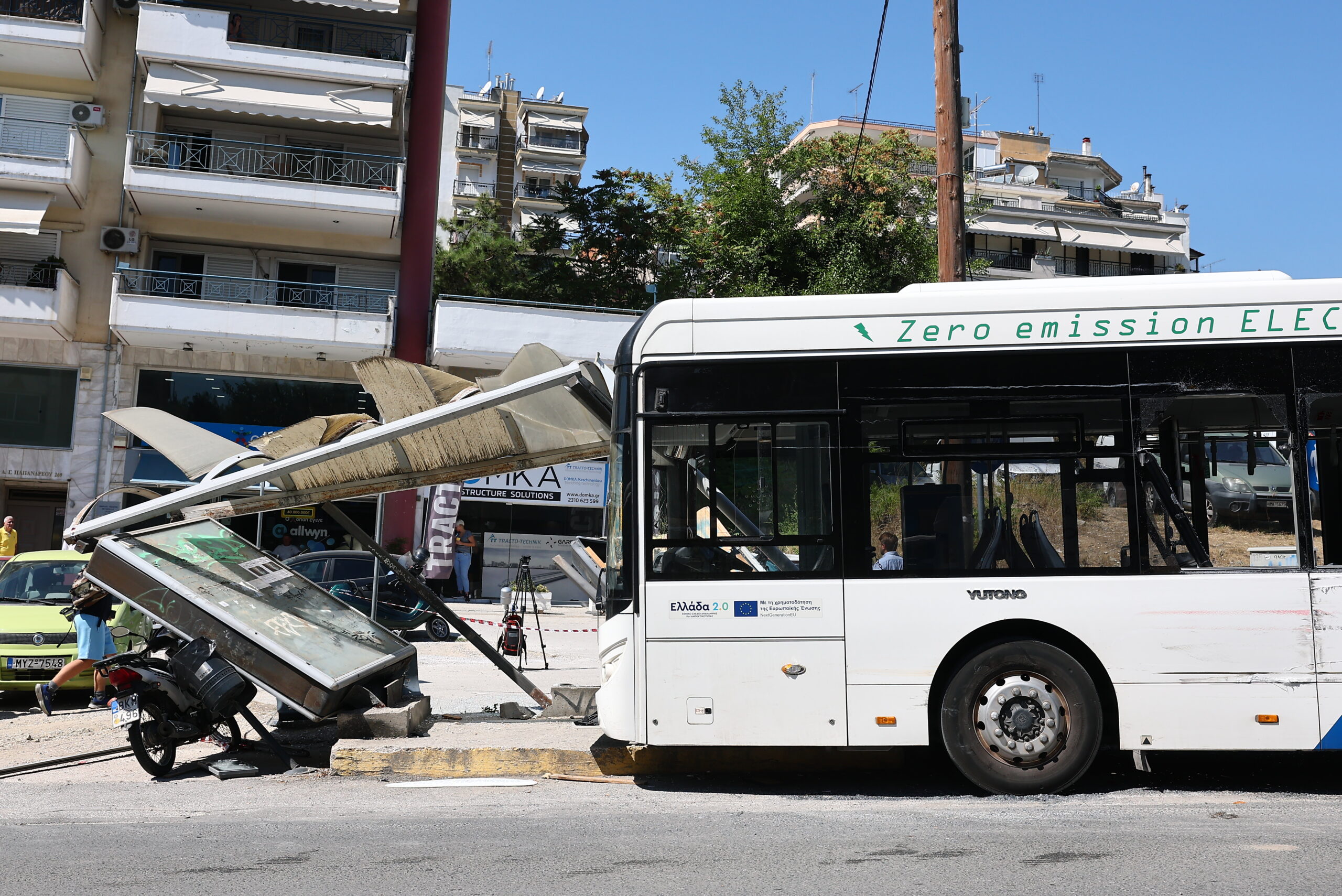 Δυτική Θεσσαλονίκη και συγκεκριμένα στην περιοχή της Νεάπολης, λεωφορείο εξετράπη της πορείας του, με αποτέλεσμα να πέσει πάνω σε στάση λεωφορείου και να τραυματίσει τέσσερα άτομα.