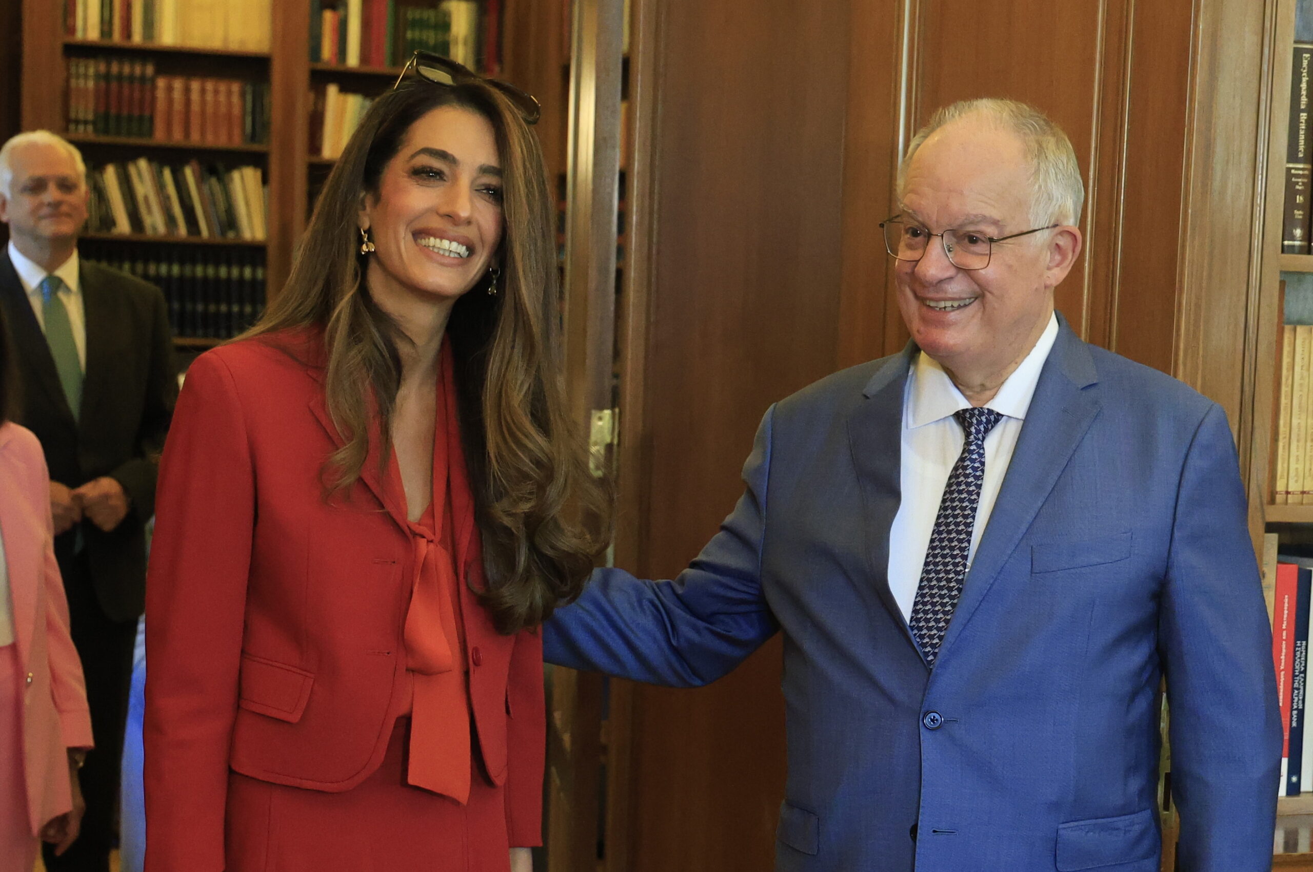 Αμάλ Κλούνεϊ: Η κομψή εμφάνιση στο Προεδρικό Μέγαρο και η συνάντηση με τον Κωνσταντίνο Τασούλα