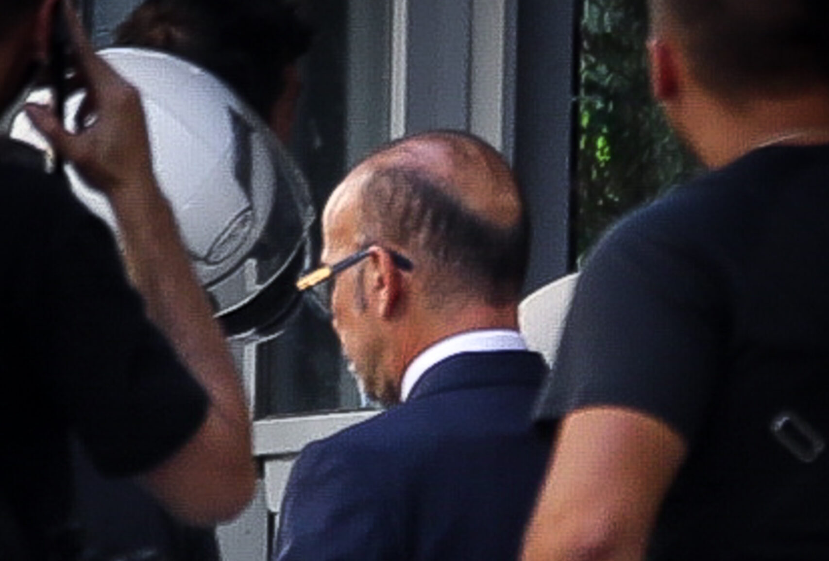 Γιώργος Μαζωνάκης: Με χειροπέδες στον εισαγγελέα οι γιατροί του ιατρείου στο Κολωνάκι (φωτό & βίντεο)