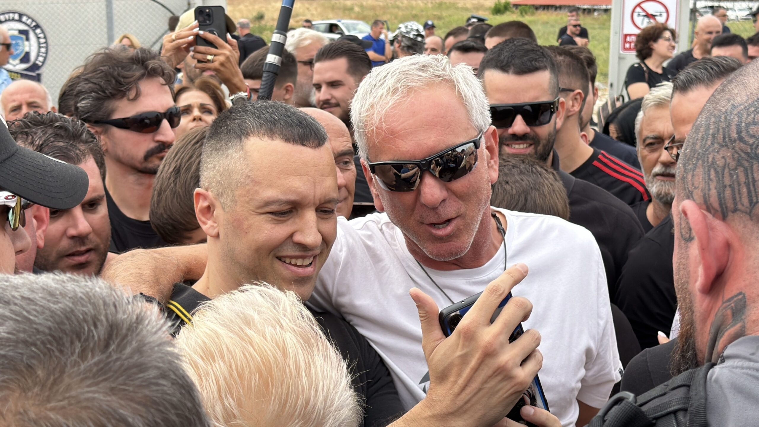 Αποφυλακίστηκε ο Ηλίας Κασιδιάρης: «Επιστρέφω στην πρώτη γραμμή με εθνικό κόμμα» (φωτο & βίντεο)