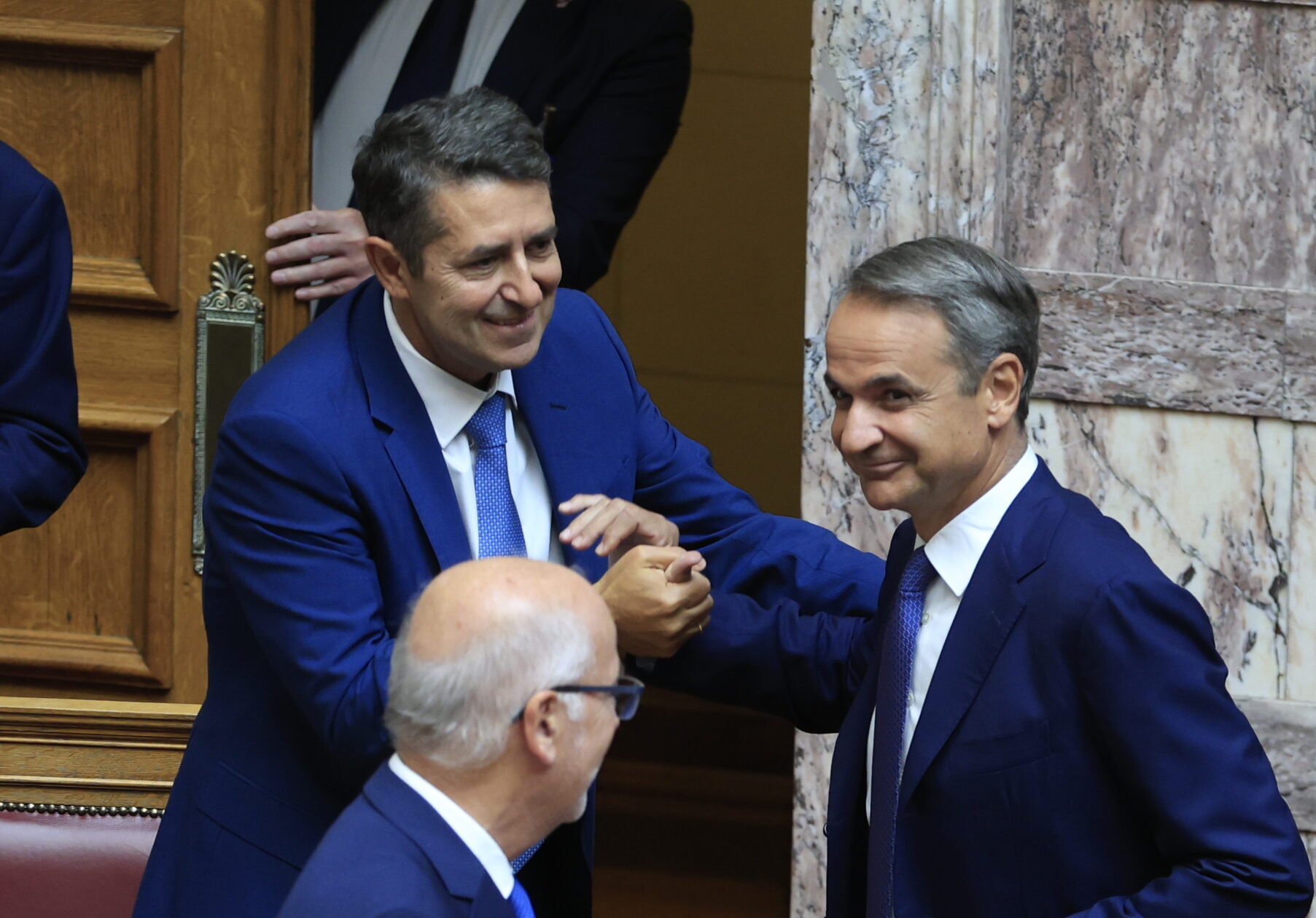 Γιώργος Μυλωνάκης: Πρώτη μέρα στη Βουλή – Θερμή υποδοχή από Μητσοτάκη, υπουργούς και βουλευτές (φωτο)