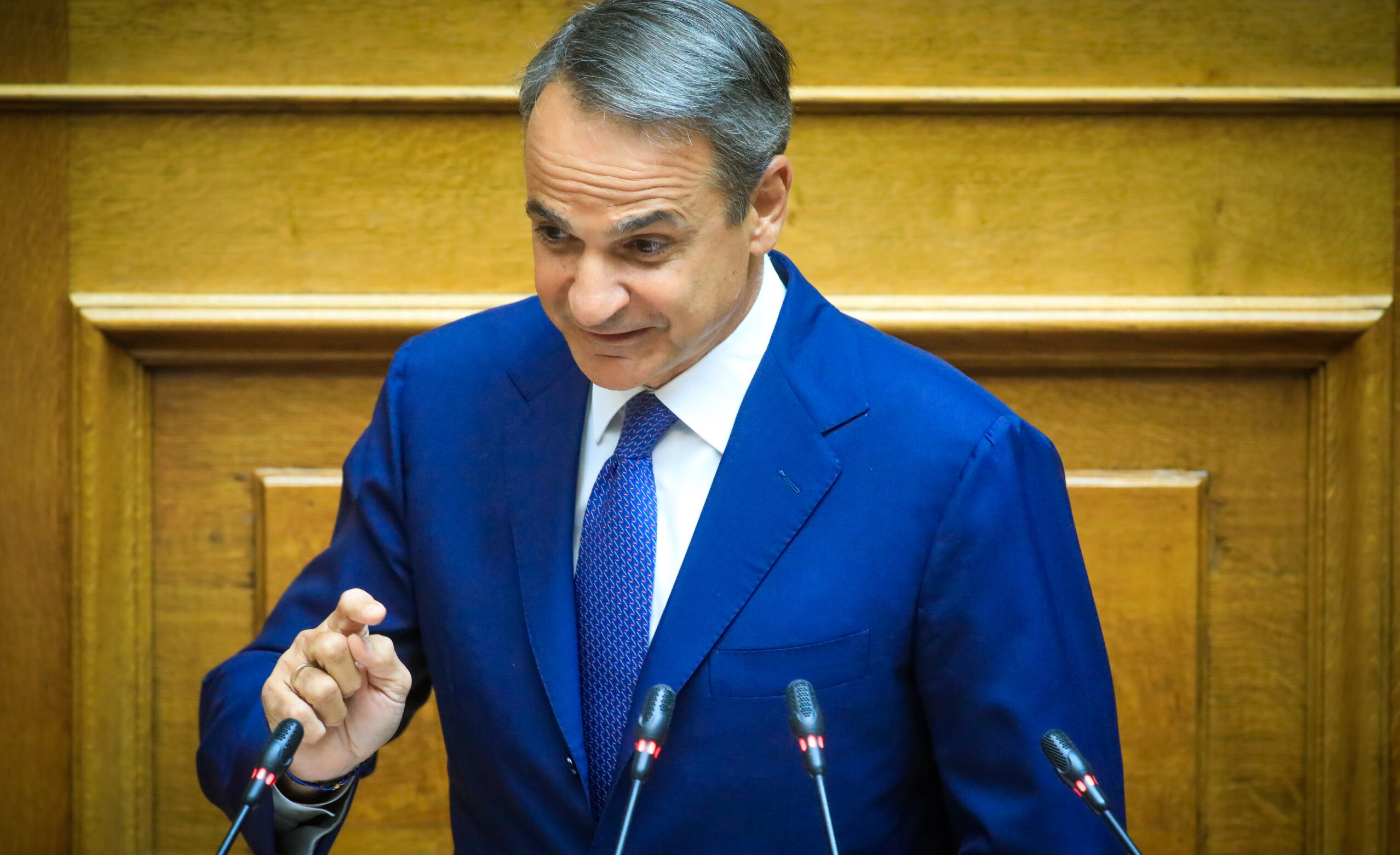 Μητσοτάκης στη Βουλή: «ΠΑΣΟΚ και ΕΛ.Α.Σ οι δύο όψεις του ίδιου νομίσματος» – Μετωπική με Ανδρουλάκη: «Μην μπλέκετε τα εθνικά στην εσωτερική πολιτική»