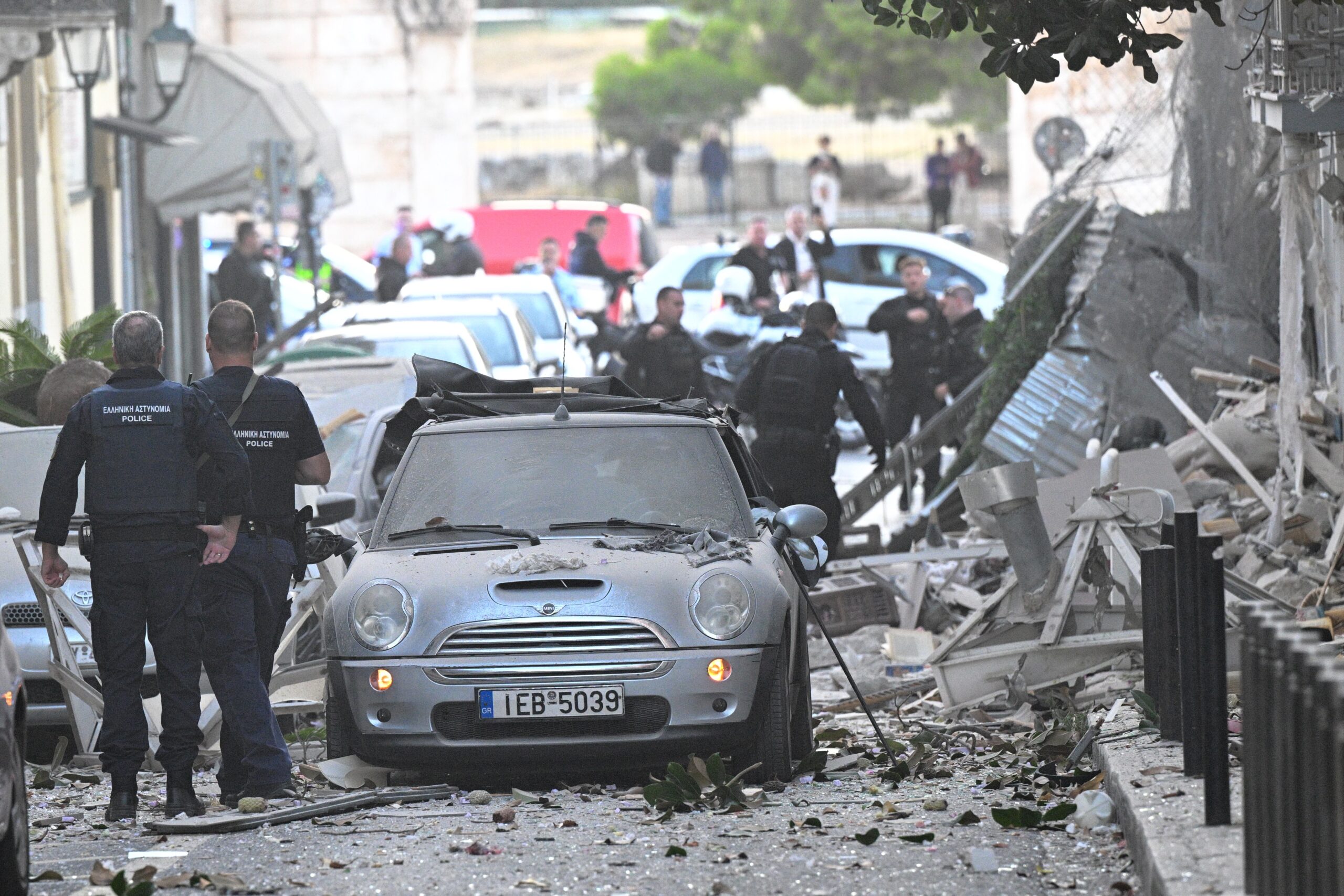 Ισχυρή έκρηξη στην Πλάκα: Απεγκλωβίστηκαν δύο γυναίκες μέσα από τα συντρίμια του κτηρίου – Εικόνες καταστροφής στη Λυσικράτους
