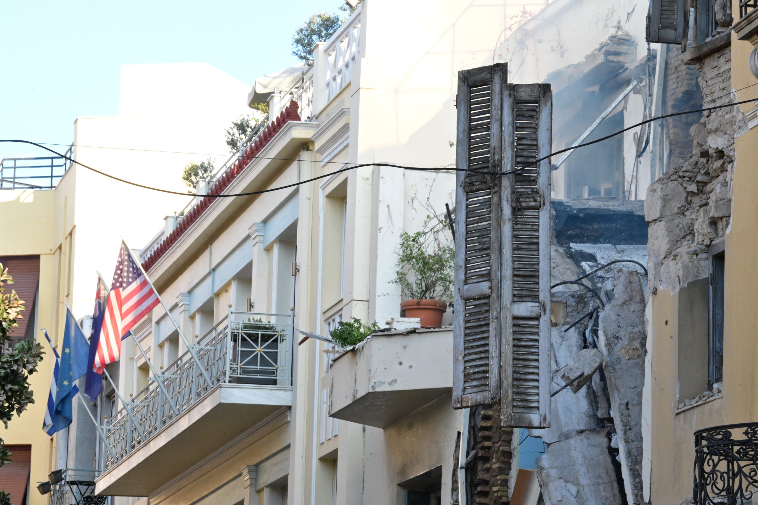 Πλάκα: Πώς έγινε η ισχυρή έκρηξη στη Λυσικράτους – Έρευνες για διαρροή αερίου, δυο γυναίκες στο νοσοκομείο – Συντρίμμια και μεγάλες ζημιές