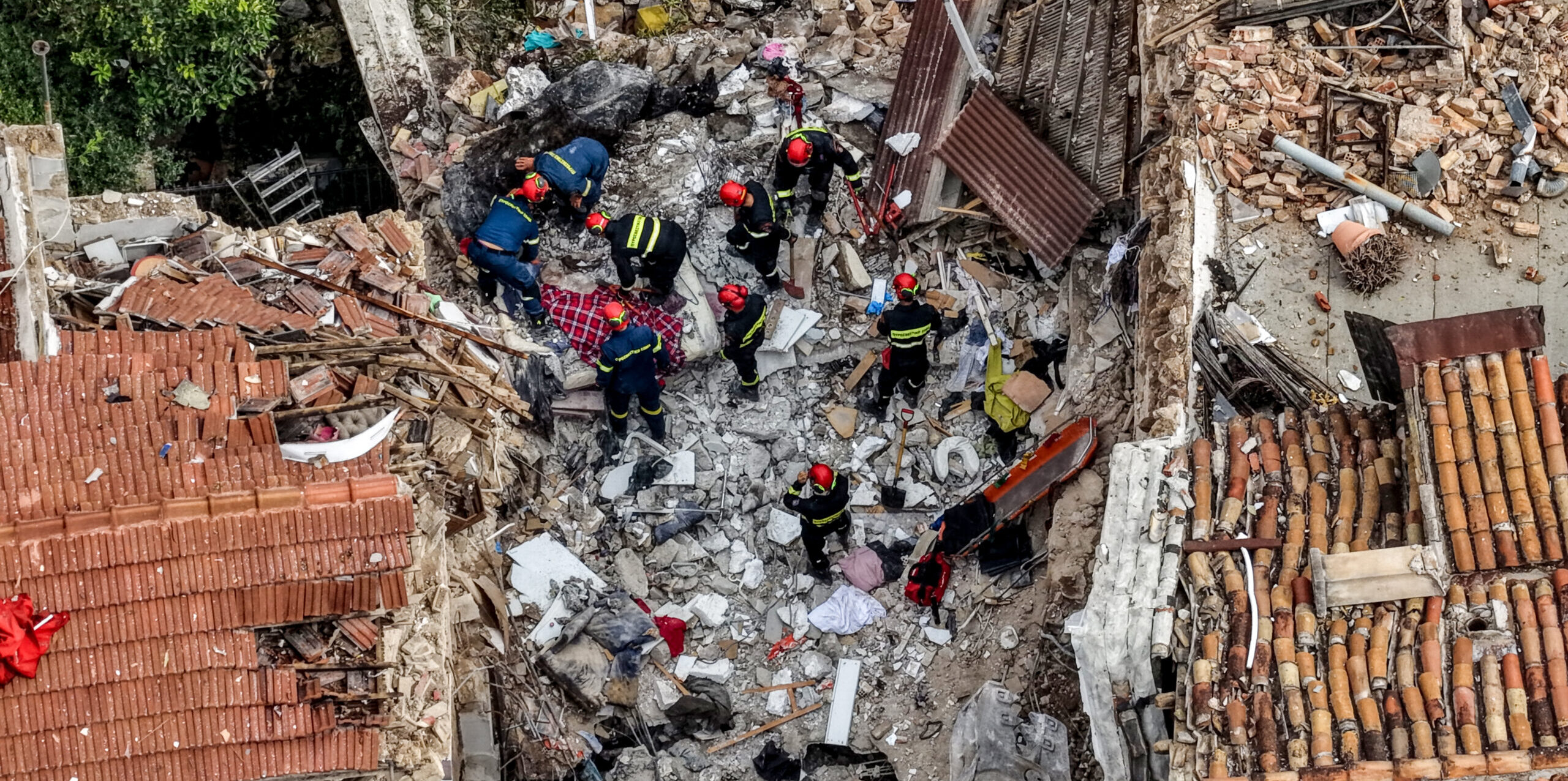 Έκρηξη στην Πλάκα: Ερωτήματα για τις σωληνώσεις και τις κρυφές οδεύσεις του νεοκλασικού – Οι κρίσιμες ενδείξεις και οι αυτοψίες στα κτήρια