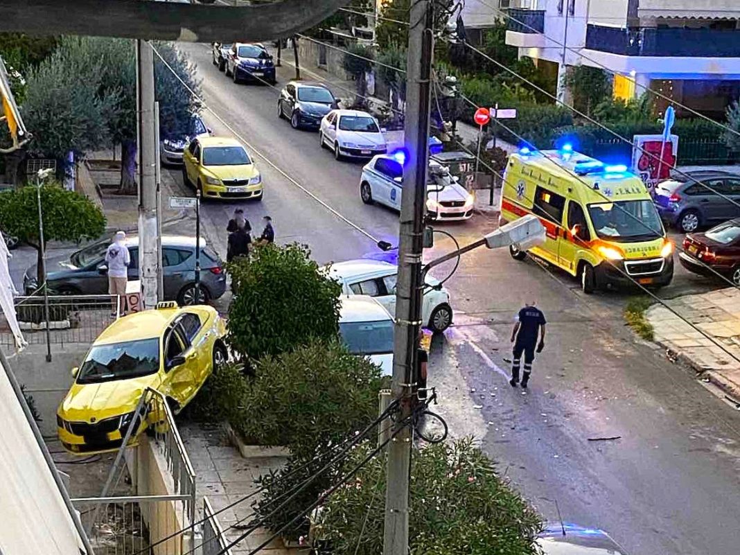 Ηλιούπολη: Τράκαρε ταξί με κλεμμένο ΙΧ – Επέστρεψε να πάρει τα πράγματα του