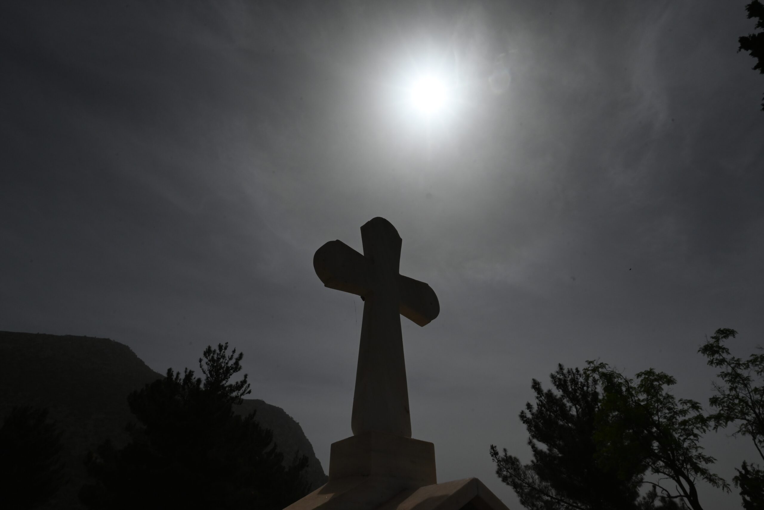Γ’ Νεκροταφείο – Κοιμητήριο: Σεβασμός στην μητέρα μου, στους χιλιάδες νεκρούς και στον Γιώργο Μαζωνάκη