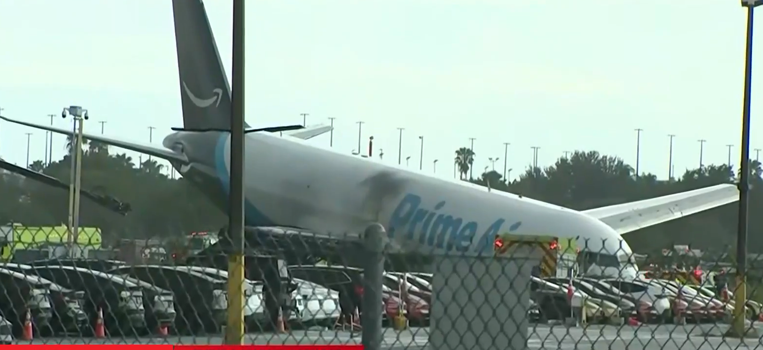 Εφιαλτική προσγείωση στο Μαϊάμι: Boeing cargo βγήκε από τον διάδρομο και σκόρπισε τον θάνατο (Βίντεο)