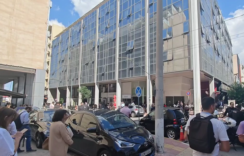 Συναγερμός για βόμβα στα δικαστήρια Πειραιά – Δείτε το βίντεο