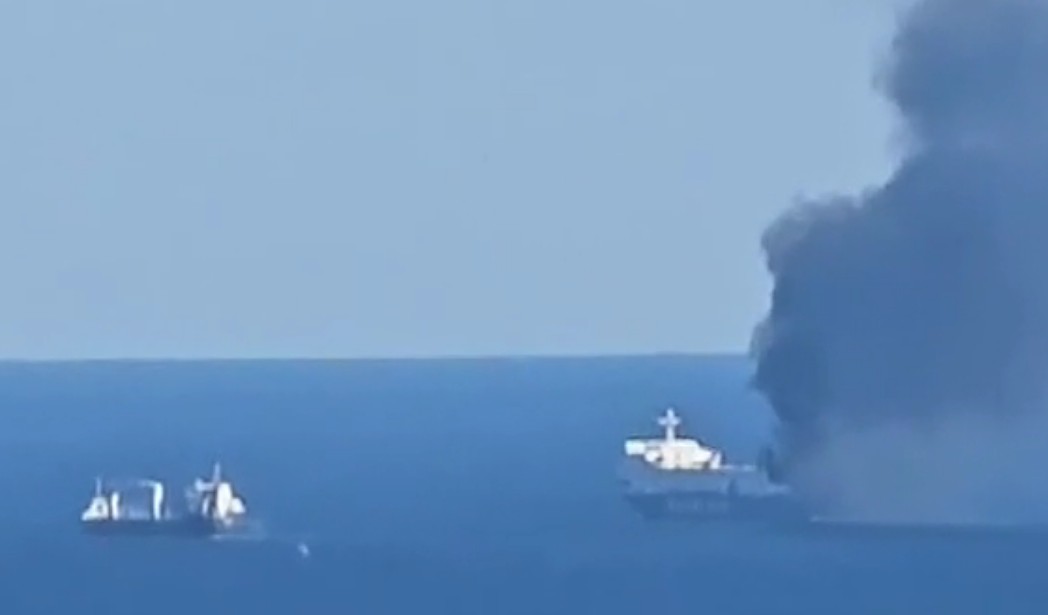 Εκκενώθηκε το «BLUE CARRIER 2» – Στην Τήνο μεταφέρονται οι 29 επιβαίνοντες – Βίντεο από την φωτιά στο πλοίο