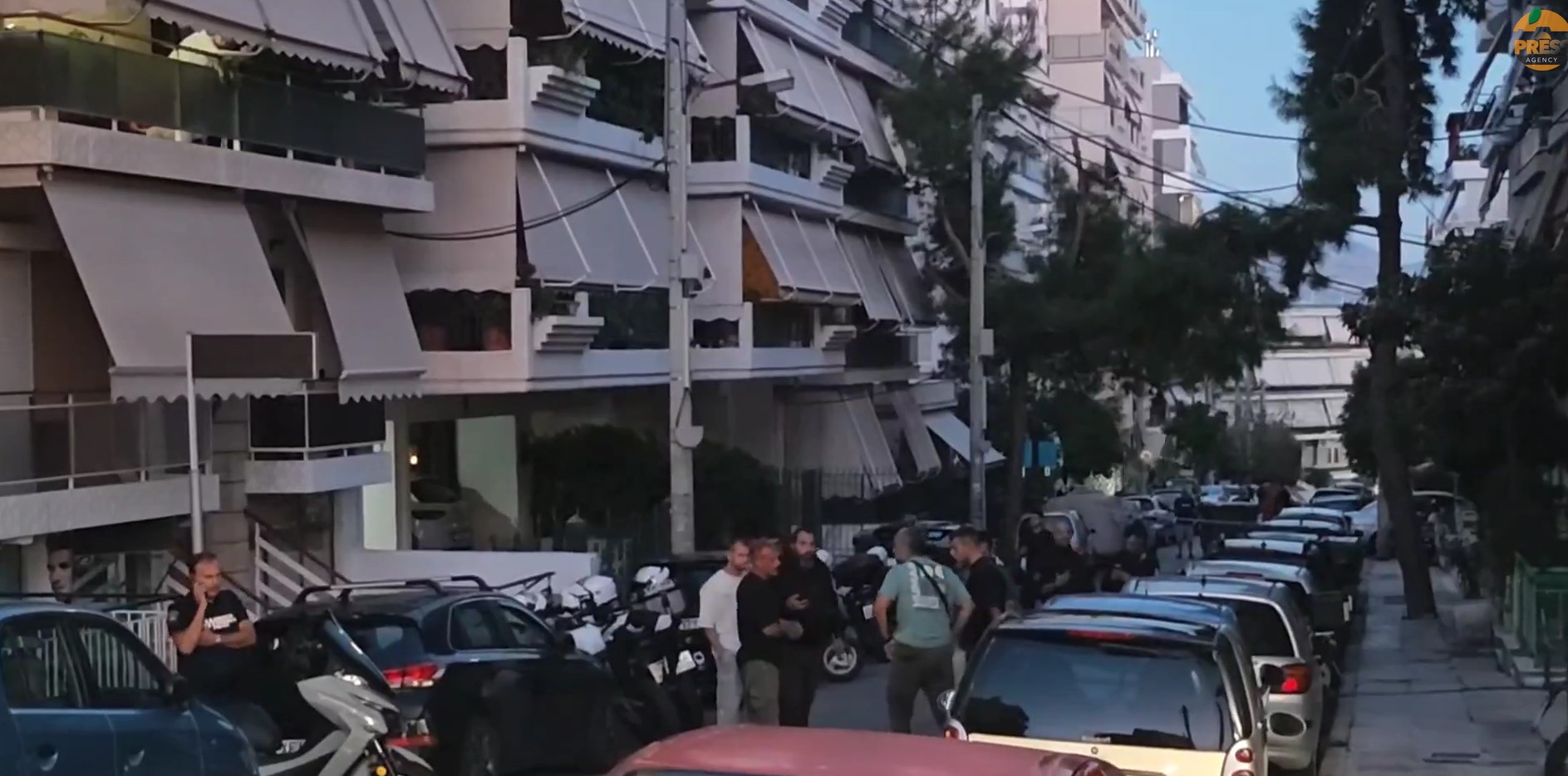 Νίκαια: Άνδρας δηλώνει οπλισμένος και κρατά τη σύζυγό του μέσα στο σπίτι τους (Βίντεο)